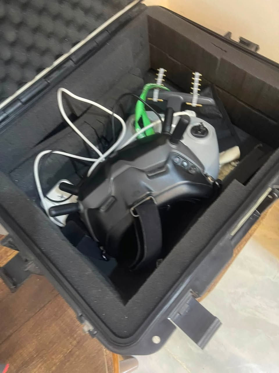 السلام عليكم
طياره درون Dji fpv 
موديل ٢٠٢٣ 
باتريات وياها ٣ 
نضاره vr وياها 
و الجويستك 
و مزوده ب باترين 
و هوائيات 
جديده مستخدمه استخدام 
قليل وبسيط 
فول مواصفات 
وياها جنطه 
كامله ملحقاتها  
توصيل موجود  

    DJI FPV Goggles V2
* ريموت DJI FPV Remote Controller 2
* حقيبة حماية صلبة

وهذا طقم ممتاز للطيران بنظام FPV.

المواصفات

* 📷 الكاميرا: 12 ميغابكسل، مستشعر 1/2.3 بوصة CMOS.
* 🎥 تصوير فيديو:
    * 4K حتى 60 إطار/ثانية.
    * 1080p حتى 120 إطار/ثانية.
* 👁️ زاوية التصوير: 150° واسعة.
* 🚀 السرعة القصوى: حوالي 140 كم/ساعة (في وضع Manual).
* ⏱️ وقت الطيران: حتى 20 دقيقة تقريبًا.
* 📡 مدى الإرسال:
    * حتى 10 كم وفق معيار FCC.
    * في أغلب الدول يكون أقل حسب القوانين والبيئة. 
* 🛰️ يحتوي على GPS، والعودة التلقائية (Return to Home)، وإيقاف طوارئ مع الثبات (Emergency Brake & Hover). 

هـ ***********
