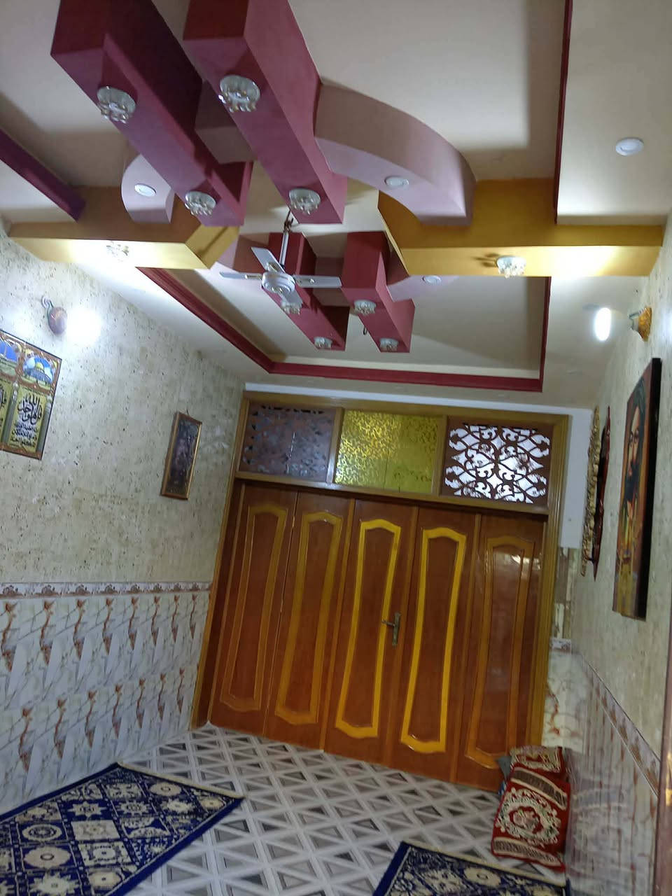 السلام عليكم 
مكلف بلنشر وهذا رقم ابو البيت
بيت للبيع مساحته 100م 
طابقين يحتوي غرفه وحده كبيره بلطابق الثاني 
والجوه صاله استقبال مطبخ صحيات  سند 25 
الشراي يتصل علرقم هذا رقم ***********
العنوان طريق البوبيات عمود 86بدايه الحر الصغير خلف اسواق السلطان
