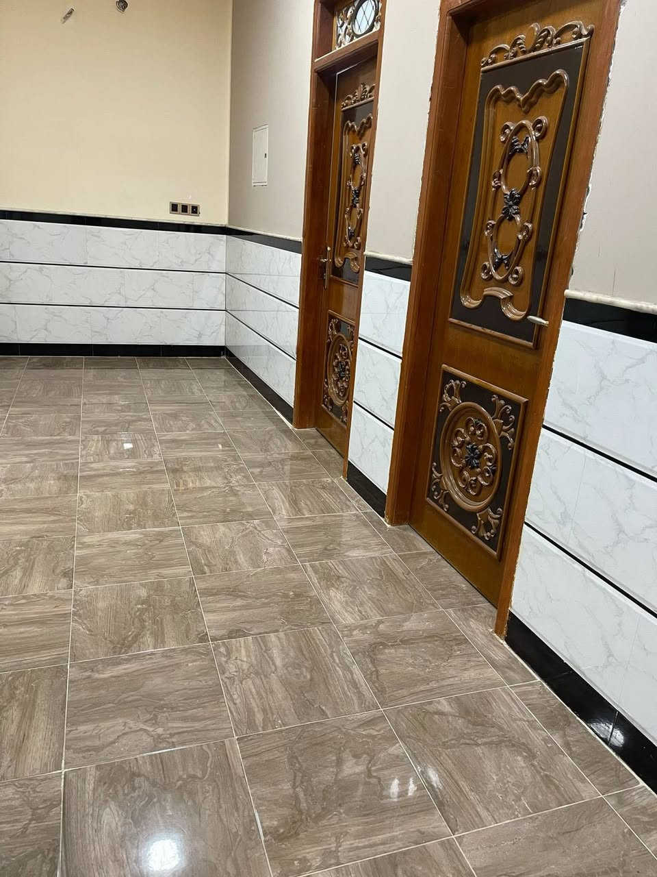 دار سكن للبيع 

العنوان / حي آور شارع السبيس 

المساحه / 150 م 

تفاصيل البناء / طابقين مسلح 

ط١/ صاله استقبال غرفه مطبخ صحيات داخليه وخارجيه 

ط٢/ صاله . ٣ غرف نوم . صحيات 

للمزيد من المعلومات يمكنكم التواصل معنا على الرقم الآتي 

***********

***********
