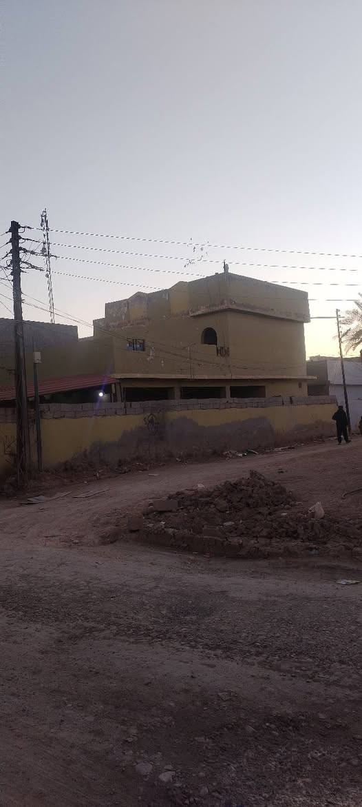 السلام عليكم و رحمة الله دار طابو صرف ركن للبيع المساحة 278 متر موقع مميز بداية الشارع المؤدي الى مدرسة الاصمعي يبعد 70 متر عن شارع الرحمة العام منطقة ال5الاف بعقوبة ديالى 
***********
***********
