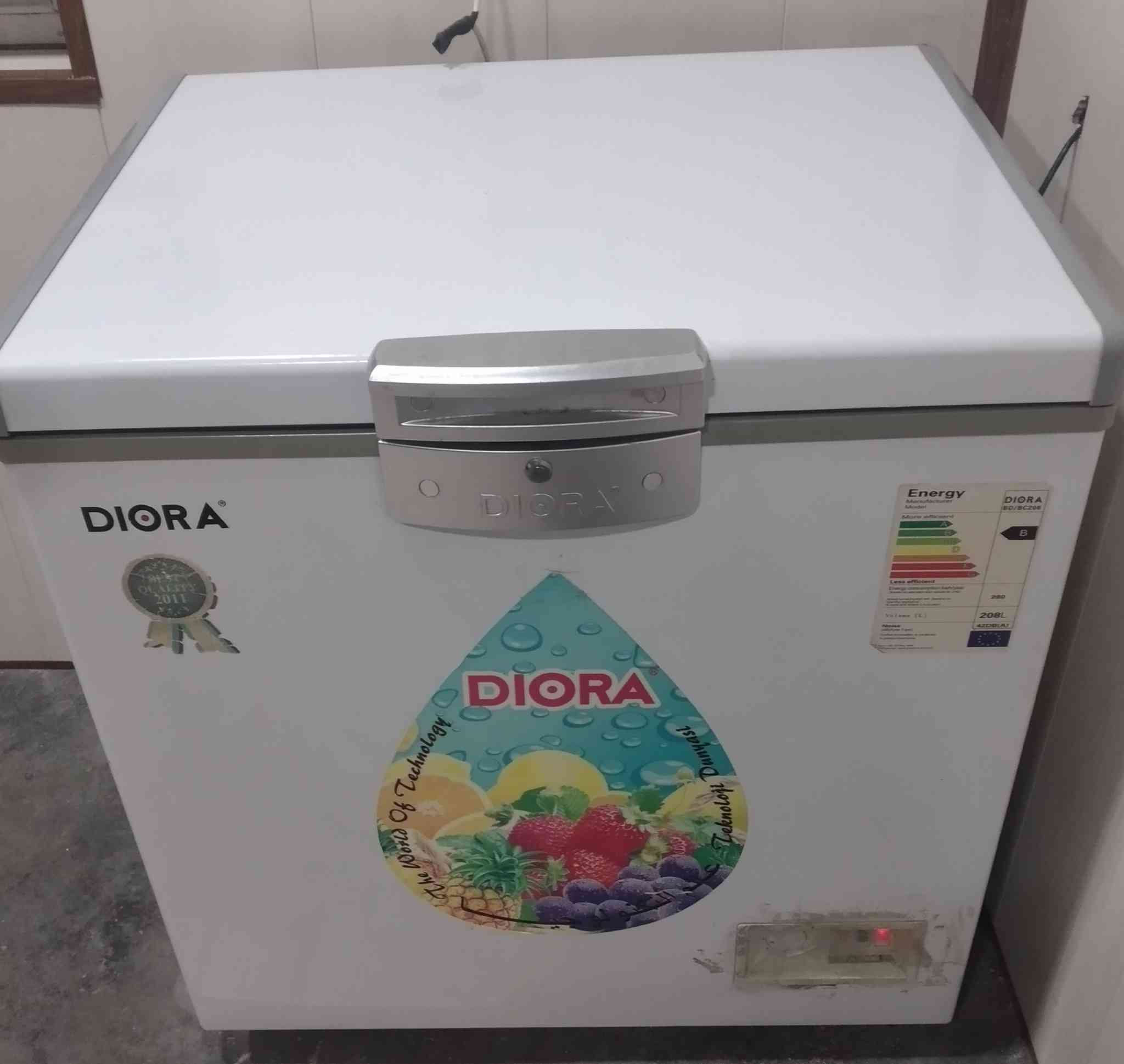 موجەمیدەی مارەکەی دیۆرای عەسلی زۆر پاکو جوانە قیاسی بەرزیو+ پانی 80 سانتینە سوربی ناوەکەی چەن کونێکی بچوکی تیایە چاکراوە زۆر بێ عەیبە لە وێنەکان دیارە 
بەشەرتی ئیشکردنو ئۆتۆماتیکو سەهوڵ کردن نرخی 70 هەزارو مەعامەلە
 شوێن سەیدسادق
***********
