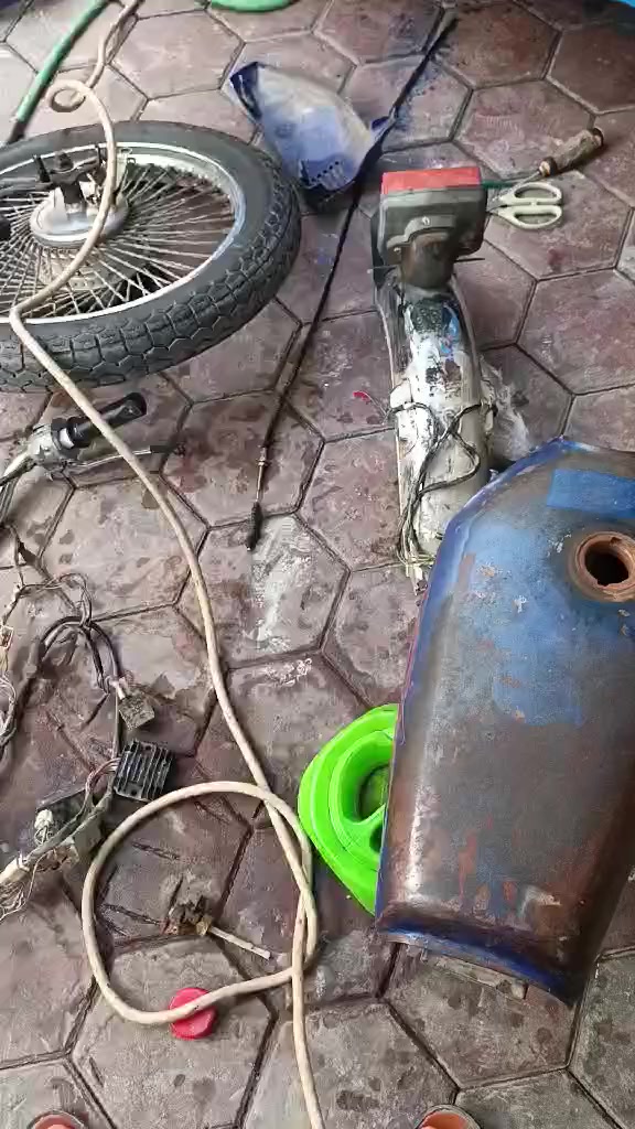 سلام عليكم غراض دراجه كامله للبيع نضاف مكينه ما مفتوحه السعر 175وبيهن مجال الرقم ***********
