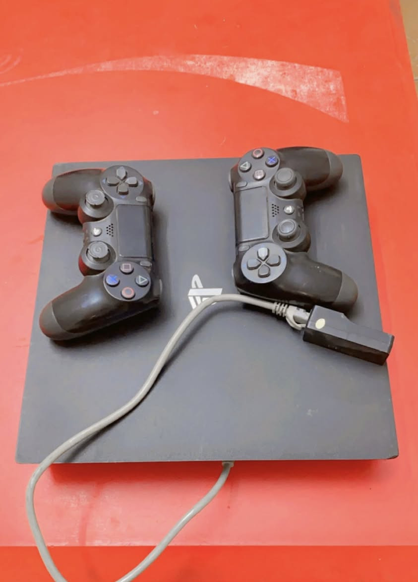 بلي ستيشن 4 
برو
مهكر
مع جوستكات عدد 2
ونظف جداً
السعر 350
رقمي للتواصل
***********
