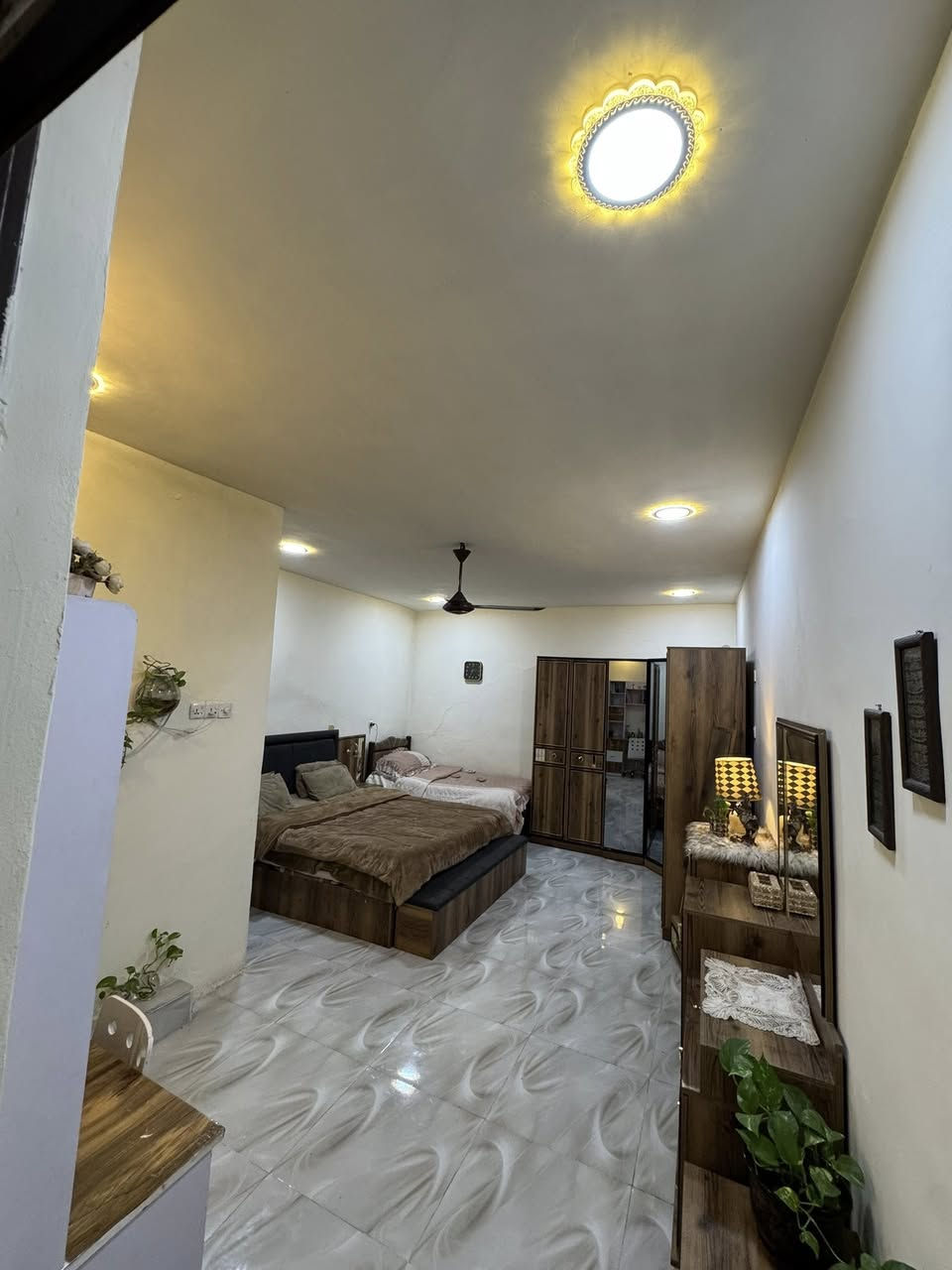 ⸻

🏡 فرصة مميزة للبيع – حي البساتين

دار سكني للبيع بموقع جداً مميز 📍
📌 حي البساتين – شارع التكاتك (أول مدخل على اليمين)
قريب جداً من الشارع العام وشارع عريض

🔹 المواصفات:
 • المساحة: 115 م²
 • الواجهة: 5 متر
 • نزال: 23
 • عدد الغرف: 3 غرف كبار
 • بيتونة قابلة للتحويل إلى غرفة كبيرة

🔹 البناء:
 • بناء حديث ✨
 • سيراميك جدران + أرض كاشي

🔹 الخدمات:
 • تبليط
 • مجاري
 • كهرباء
 • إنترنت

🔹 السند:
 • طابو 25 رسمي

🔹 مميزات إضافية:
 • مجهز بالكامل للسكن 🏠
 • يحتوي على:
 • ماطور
 • سخان
 • تانكي عدد 2
 • يتم تفريغ البيت خلال وقت قصير

💰 السعر: على الاتصال
📞 للاستفسار: ***********
