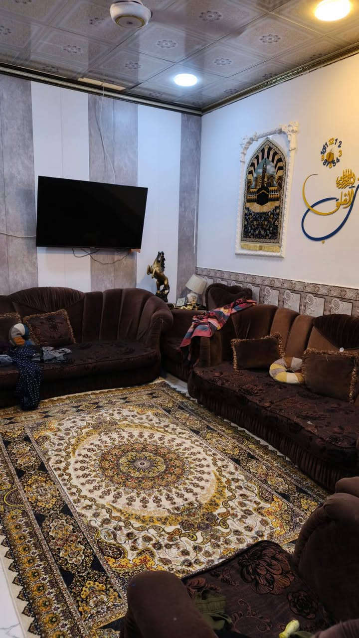 للبيع بيت زراعي مساحه ٢٠٠ متر منطقه الصخين حي الجامعه ذي قار  كونكريت مسلح مع غرفتين وصاله مطبخ وصحيات منور خلف بيت طابوك مع بعض الثاث كافت الخدمات سعر مناسب نزله مختار الصخين مقبيل بيت المختار عرض الشارع١٥ متر شغل بيت درجه اولى سعر بعد التصال ***********
