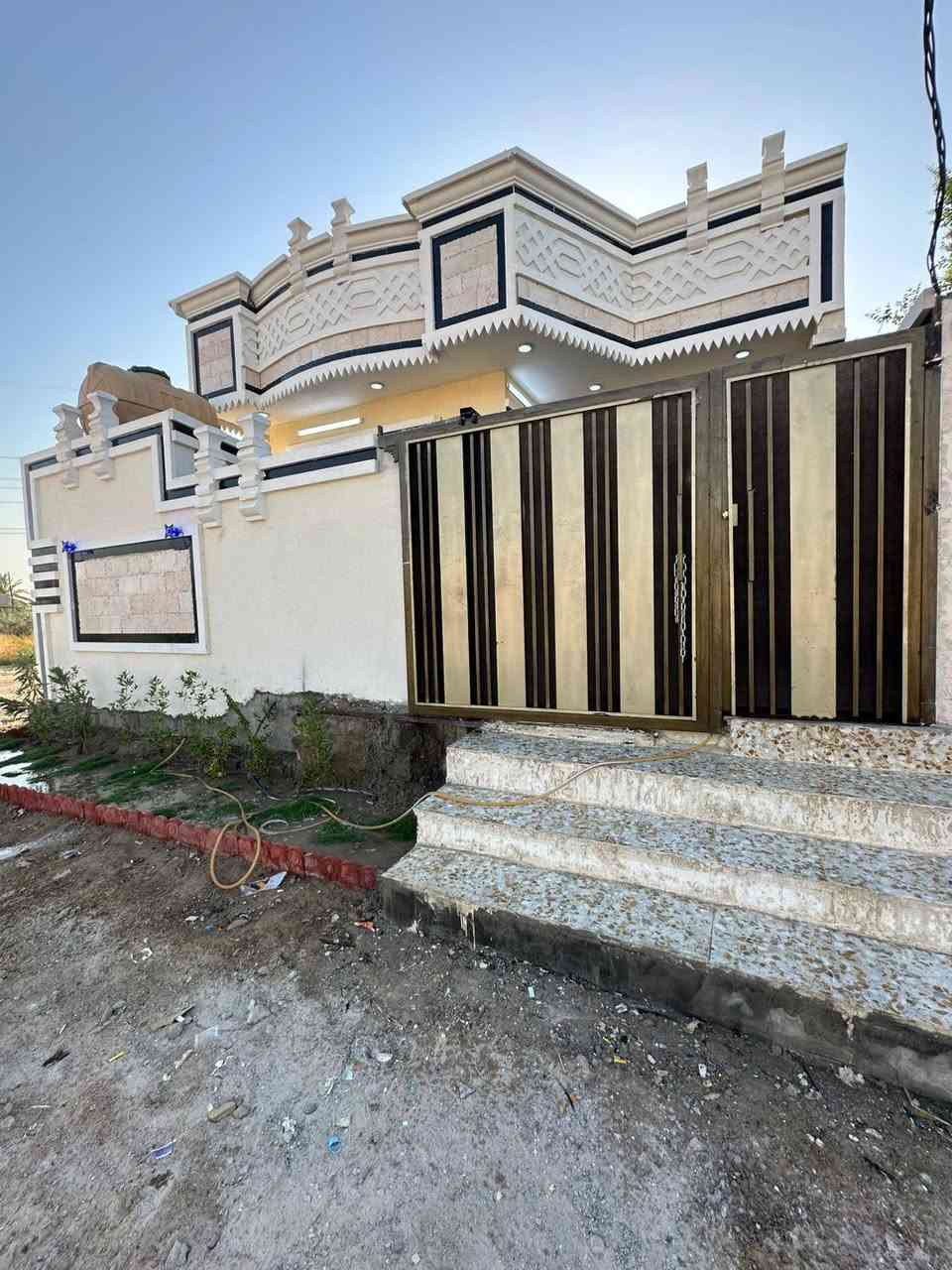 بيت للبيع زراعي مساحة 190 بناء حديث ما نازل بي احد يتكون من غرفتين وصالة كبيرة ومطبخ وستقبال وصحيات داخلية وخارجية ومنور مع ترك على طول البيت مكان البيت منطقة لإصلاح قريب على جزيرة بغداد السياحية 10 دقايق.
متوفر خدمات ماء وكهرباء وتبليط قريب 
رقمي ***********
