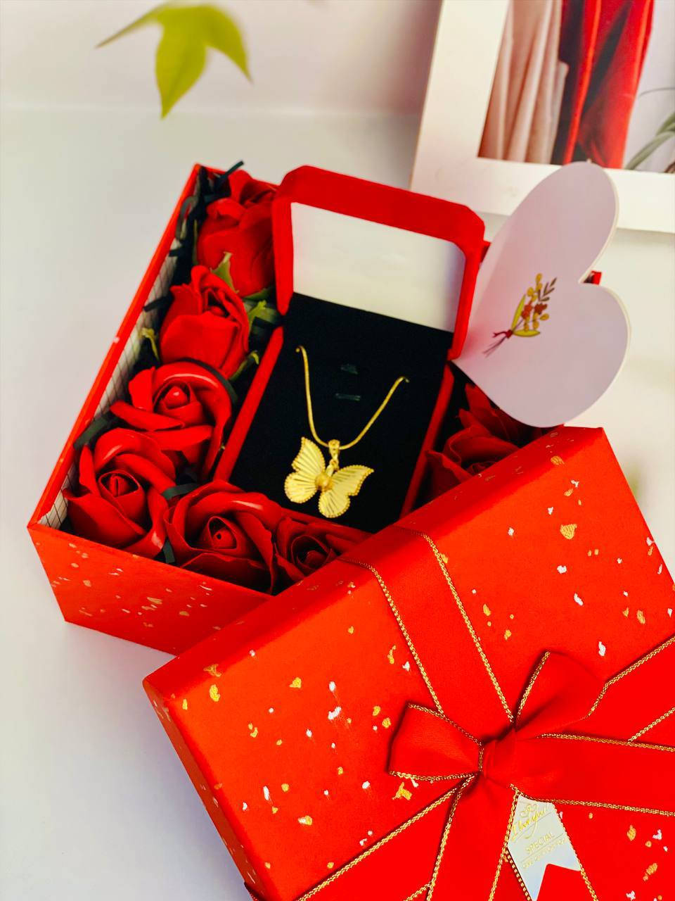 بوكس هدية راقي ومميز 
بوكس قش ويه ورد أحمر داخل علبة حمراء فخمة 
ويـاه قلادة الفراشة الذهبية اللامعة
وكارت عبارة تكتب بيه كلامك الحلو للي تحبها 

هدية ناعمة وأنيقة تخلي اللحظة أحلى وأجمل 

سعر البوكس 12


**إذا كنت صاحب هذا الإعلان وتريد حذفه لأي سبب، رجاءا أرسل رسالة إلى الدعم الفني**