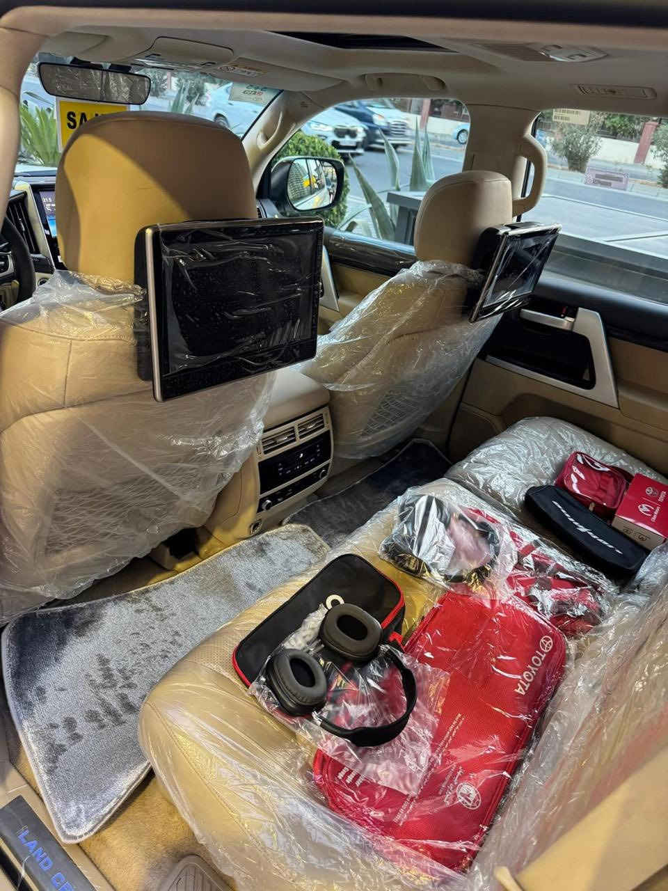 🚗 للبيع: تويوتا لاندكروزر VXS 2016
📍 مكان السيارة: ذي قار – الناصرية
📞 للتواصل: ***********
💰 السعر: 550 ورقة – قابل للتفاوض
📊 المسافة المقطوعة: 71000 كيلومتر
🛠️ المحرك: 8 سلندر – 5700cc

⚙️ المواصفات: فول مواصفات 1/1
• جوبلس تصعد وتنزل
• كاميرات عدد 5
• تدفئة وتبريد المقاعد
• مقعد السائق بخزن ميموري 3 وضعيات
• شاحن لاسلكي
• نظام ترحيب عند الاقتراب
• دبل ماوس
• شاشة تحكم لكزس
٠كامره تسجيل طريق
• شاشات عدد 3
• تشغيل عن بعد
• مقاعد كهربائية 
• زراك لايت
• 5 بصمة أبواب
• نظام صوت لكزس
• رادارات أمامي + جانبي
• تحكمات ستيرن صاج
• 8 إيرباك 
• فور ويل AWD
• حساسات أمامي وخلفي
• نظام إيكو لتقليل الصرفية
• ثلاجة داخلية 
وبعد معروفه مواصفات ال S
بالمناسبه تخم اطارات دنلوب جديد

⚠️ أضرار السيارة:
• كفالة عامة بدون أضرار ✅
• السيارة بوضع الوكالة ✅ 

📌 تفاصيل إضافية:
• رقم السيارة: أربيل الدولي الجديد مميز
• باسم المالك – تحويل مباشر
• لون السيارة: أبيض

📞 للتواصل: ***********

💰 السعر: 550 ورقة – قابل للتفاوض
