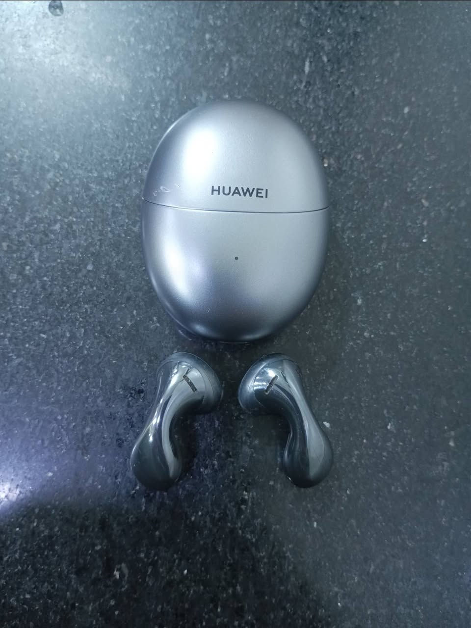 سماعة هواوي HUAWEI FreeBuds 5  حلوه ونضيفه ويا كارتون السعر 70 هاتف *********** او خاص..
