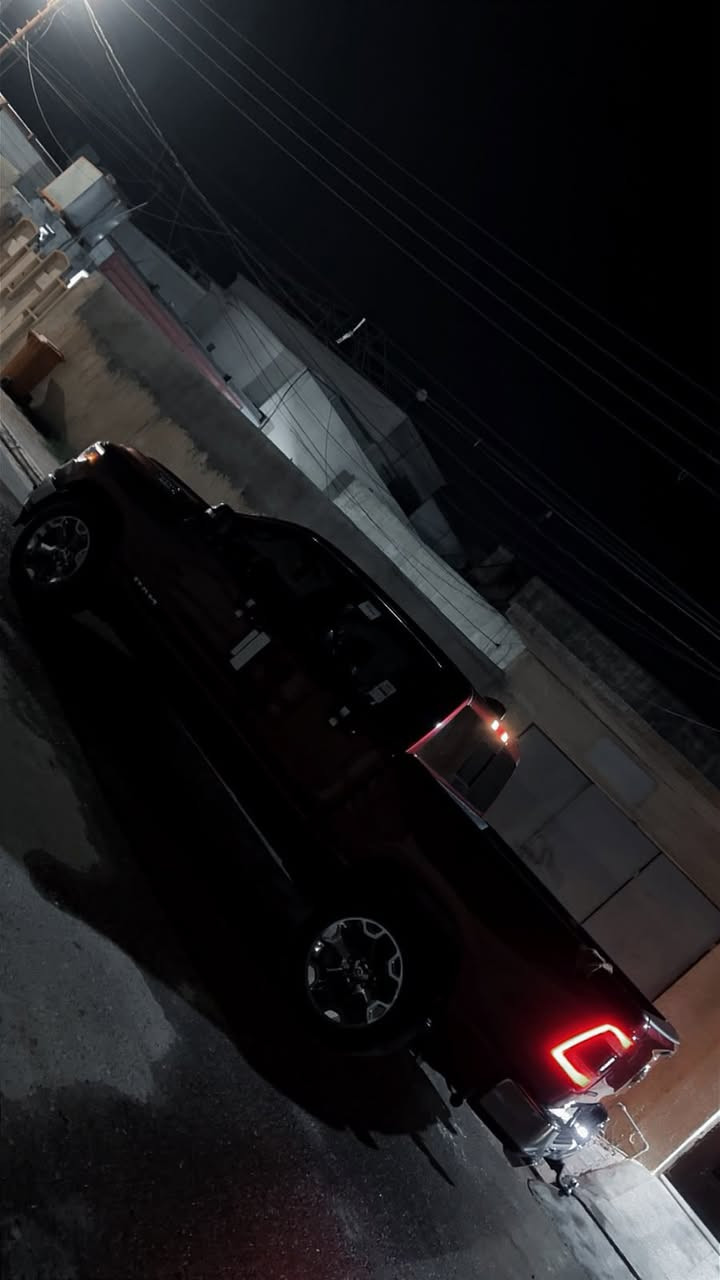 السلام عليكم 
DWG RAM 2023 
السياره حادثها كما موضح بل صوره 
بدون دواخل بدون ايرباكات 
فول مواصفات 1/1 

كشن كهرباء 
فورويل السياره 
عداد سرعه 
تحديد مسار 
حساسات 360 درجه 
تحكمات استيرن 
عداد دجتيل 
ماشيه 30 ميل 
شاشه كبيره 
كشن تدفئه 
استيرن تدفئه 
عليها منظومه غاز شادها على ايدي 
صفر جديده 
السعر ب 290 وبيها مجال للشراي 
لل استفسار ***********
رقم اربيل 
شرط التحويل
