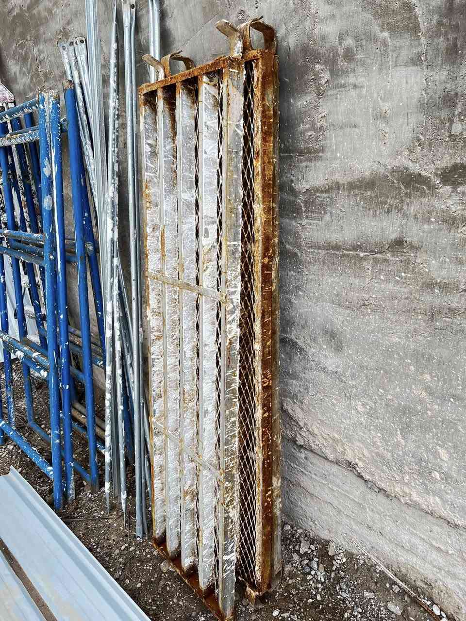 سكلة 3قفاص كاملة مع درج مستخدمة نضيف يي ضرر مابيهة العنوان بغداد الدورة للاستفسار خاص او***********
