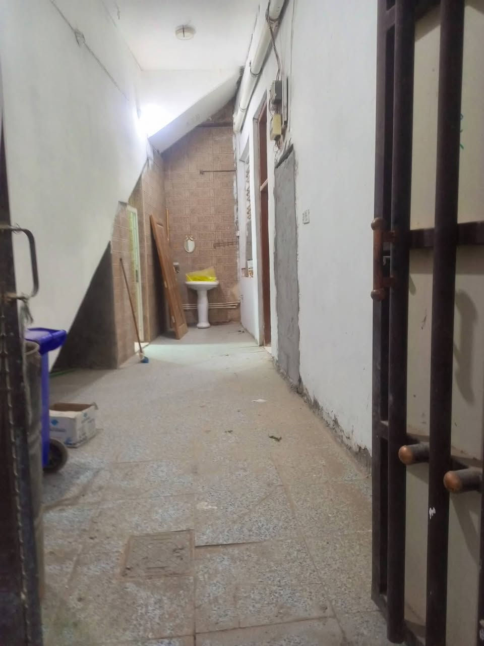 بيت للايجار في حي الجامعة نهاية شارع عشرين يحتوي على غرفتين وصاله ومطبخ وصحيات  وكراج للاستفسار الاتصال على الرقم الموجود
***********
او مراسلة واتساب على الرقم ***********
