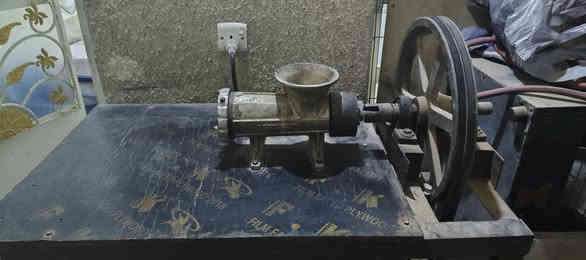 مثرامه لحم مستعملة قليل جدا السعر ٢٥٠٠٠٠٠ماءتان وخمسون ألف الموقع بغداد الكرخ هاتف ***********
