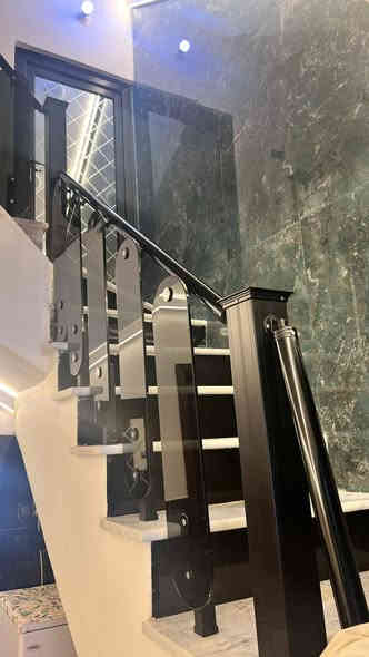 ياالله 

يوجد لدينا بيت للبيع حي ميسان قطاع 31مساحه 130متر طابقين يحتوي على غرفه وصاله واستقبال ومطبخ وصحيات والطابق الثاني يحتوي على غرفتين وصاله وصحيات ارضيه مرمر جدران بورسلين 

البيت مطلوب للمصرف 85مليون 

تدفع نقدي 100مليون وبي مجال 

للاستفسار والمعلومات الاتصال بنا ع الارقام التاليه 

***********

***********

***********

او مراجعه مكتب ألروان للوساطه العقاريه والمقاولات العامه 

عنوان المكتب حي ميسان ع الشريط قرب صيدليه الشراع 

عندك بيت عرصه للبيع راسلنه وات ساب وتدلل
