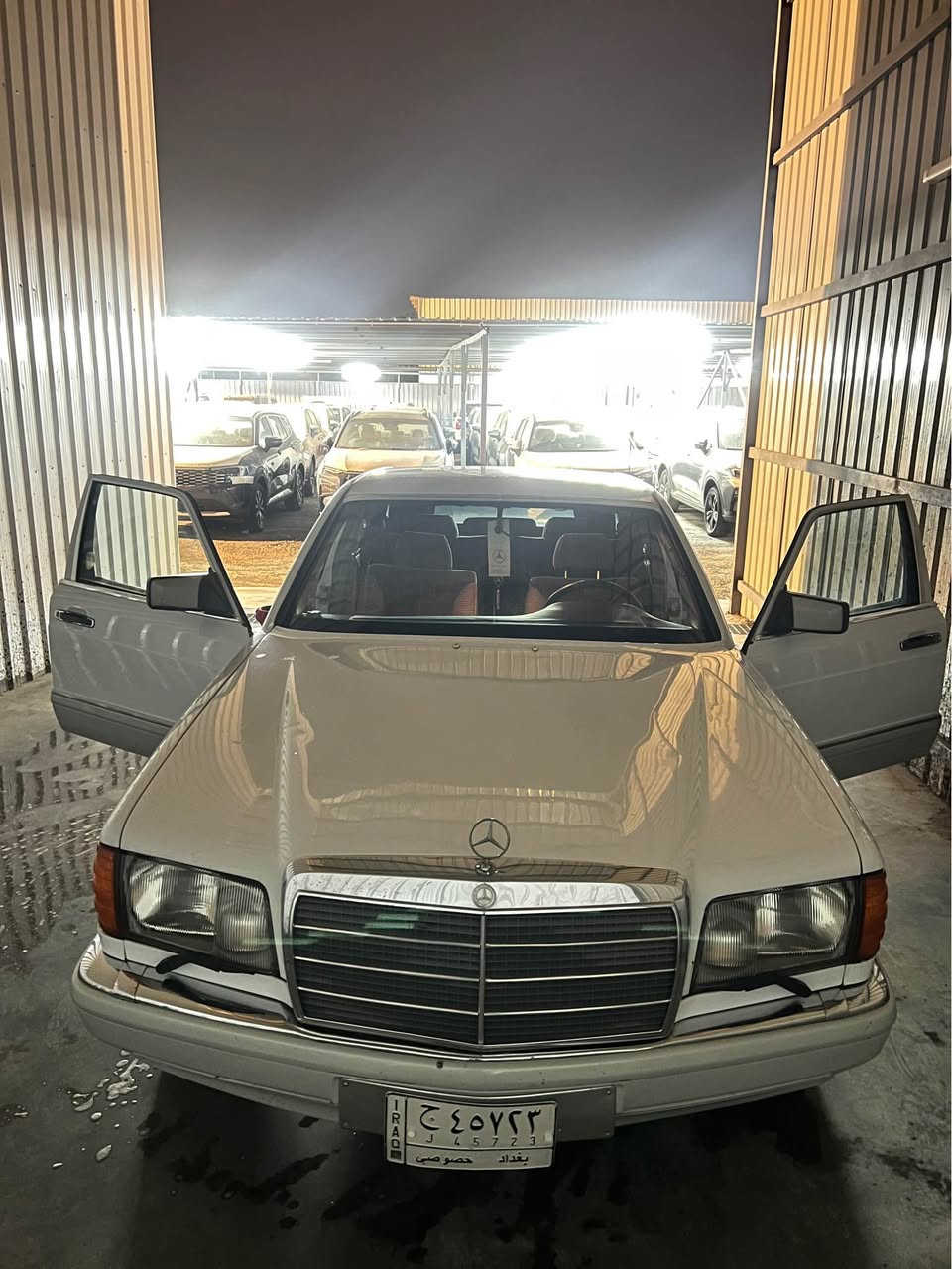 السلام عليكم 
مارسدس 300 se 
رقم بغداد
محرك عنكبوت بلادي 6 سلندر
داخل نيلي نضيف 
مصبوغه حزام جماليه 
شاشه متحركه 
كشنات كهرباء 
سياره نضيفه و  جاهزه 
للاستفسار الاتصال // *********** بغداد, العراق
