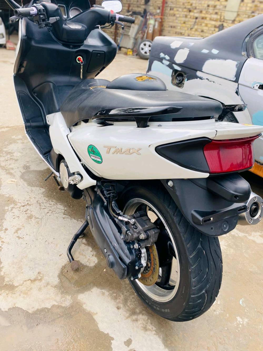 دراجة T-Max رياضية للبيع بحالة ممتازة. لون أنيق وجذاب مع ملصقات مميزة تضيف للطابع الرياضي. السيارة مجهزة بإطارين بحالة جيدة ومكابح قوية. خالية من أي أضرار والأداء ممتاز. فرصة رائعة للمحبين للدراجات الرياضية!