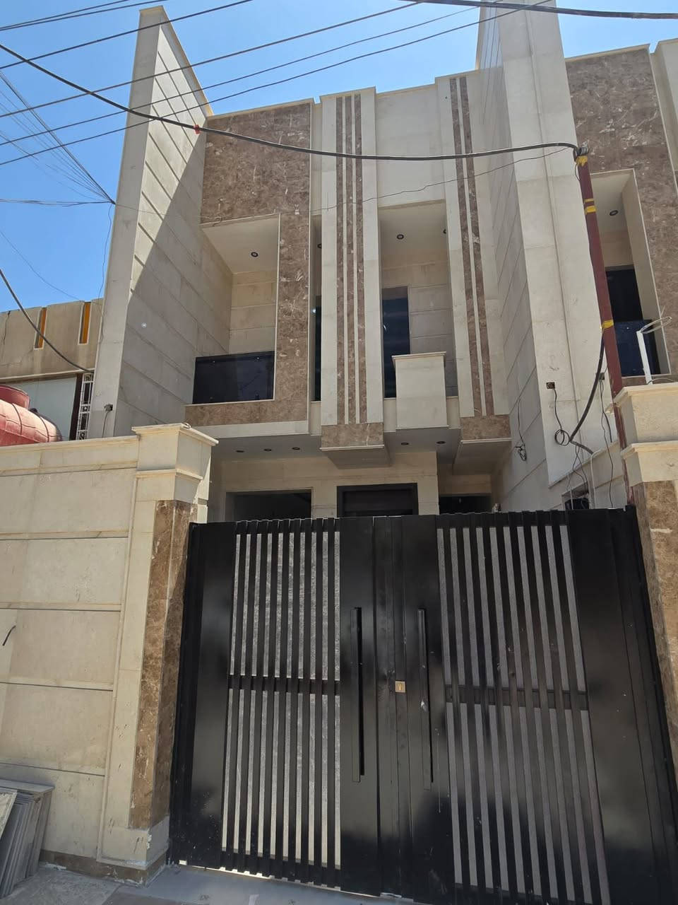 سلام عليكم دار للبيع المساحه 150متر
الواجهه. 5 متر. 

والنزال. 30    متر 

المحتويات استقبال. ➕. مدخل. ➕ مطبخ. ومناور عدد اثنين 

غرف نوم عدد اربع 4. نظام سويت. 

الموقع البنوك. شارع باريس. عرض شارع 15 متر 

لاستفسار لاتصال او مراجعه شركه الأقمار للوساطه العقاريه 

الكائن البنوك شارع الكنيسه 

***********☎️
