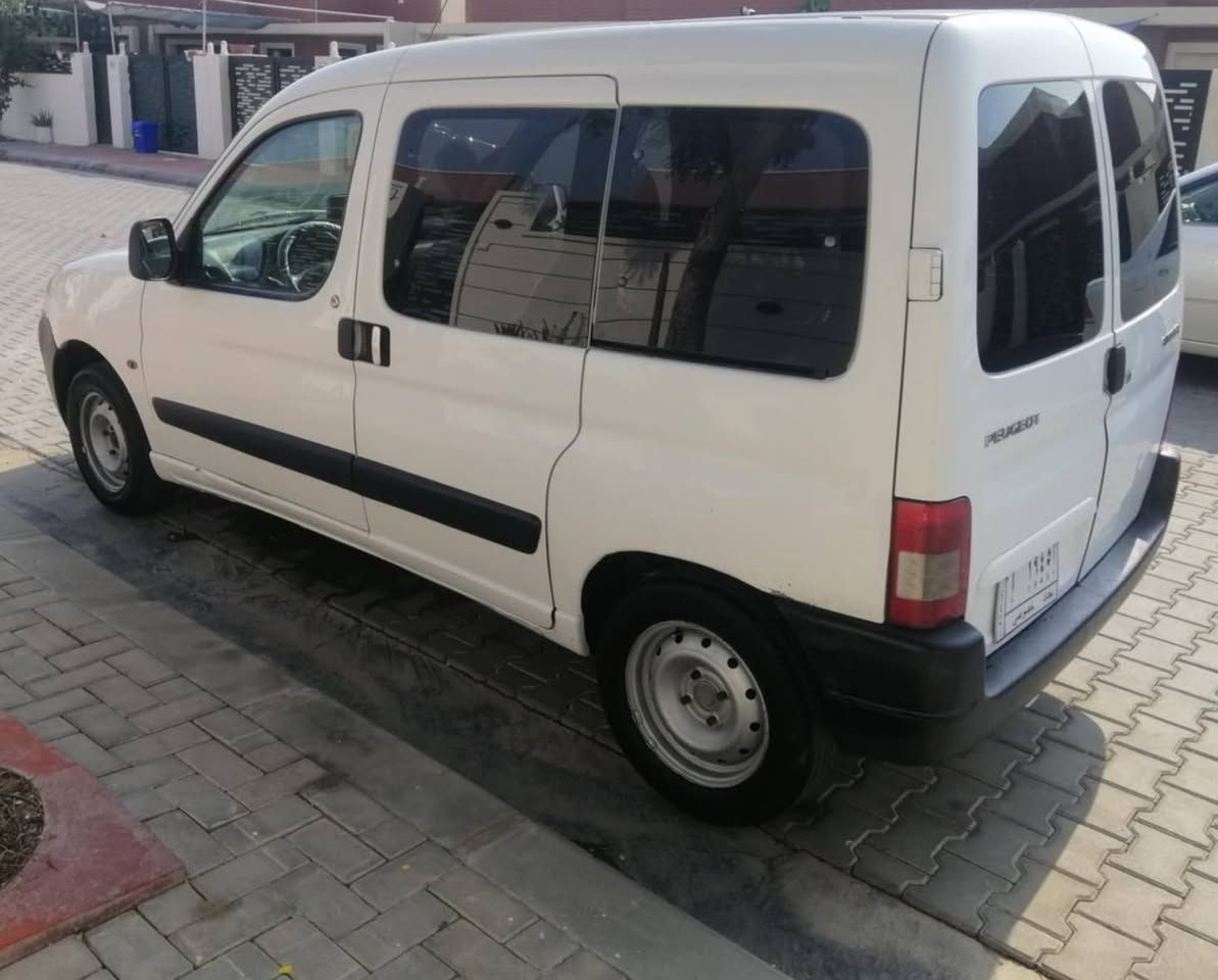 بیجۆ فەرەنسی پارتنەر مۆدیل 2010کتابی مزایدەیە سیارەکە ساغە مووس بڕاوەنیە تەبریدلەسەرسویج شاشەوکامیڕایە 6سماعە  ئاوینە ئۆتۆیە  هەمووکوشنەکانی تەخت دەبئ شتیکی ..#پاکوو جوانەبەشەرتی گێڕمەکینە ...لەکەلارە سیارەکە ژم ***********##معڕزکەلاڕ
