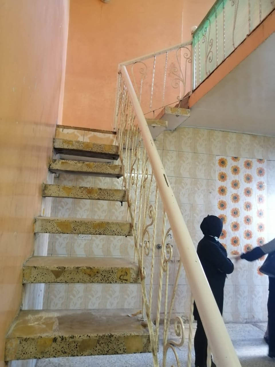 السلام عليكم عندي بيت بالزعفرانية رور الشرطه مساحه ٧٥ متر طابقين للايجار بي غرفة وهول ومطبخ واستقبال وغرفة طابق ثاني وحولي يرادلة تنظيف وترتيب بسيط الي يفيدة يخابرني عالرقم ***********
