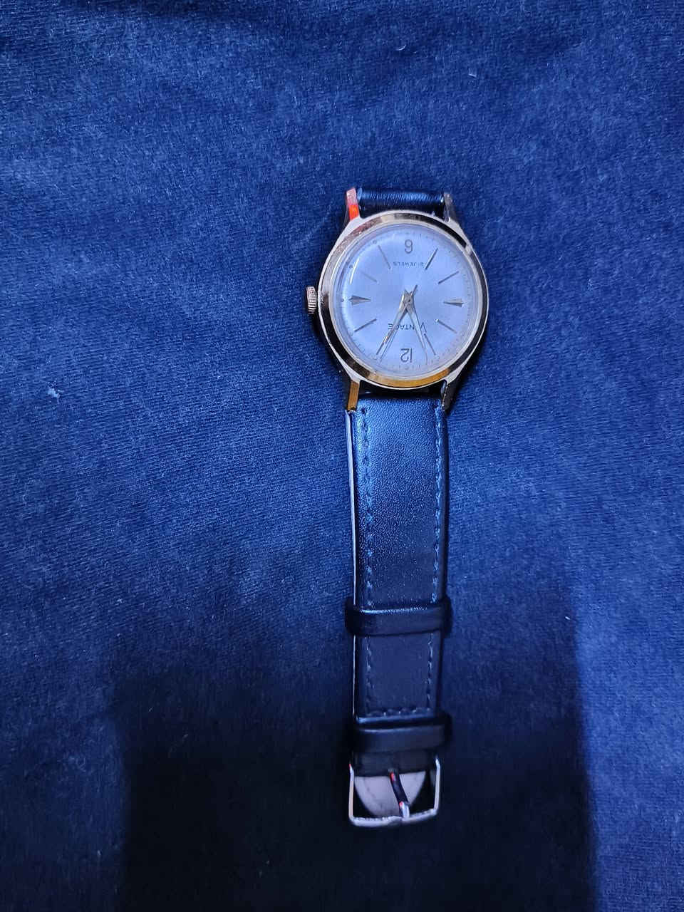 ساعة قديمه شغاله ضبط طلاء ذهب للبيع هاتف*********** +متواجد واتساب
