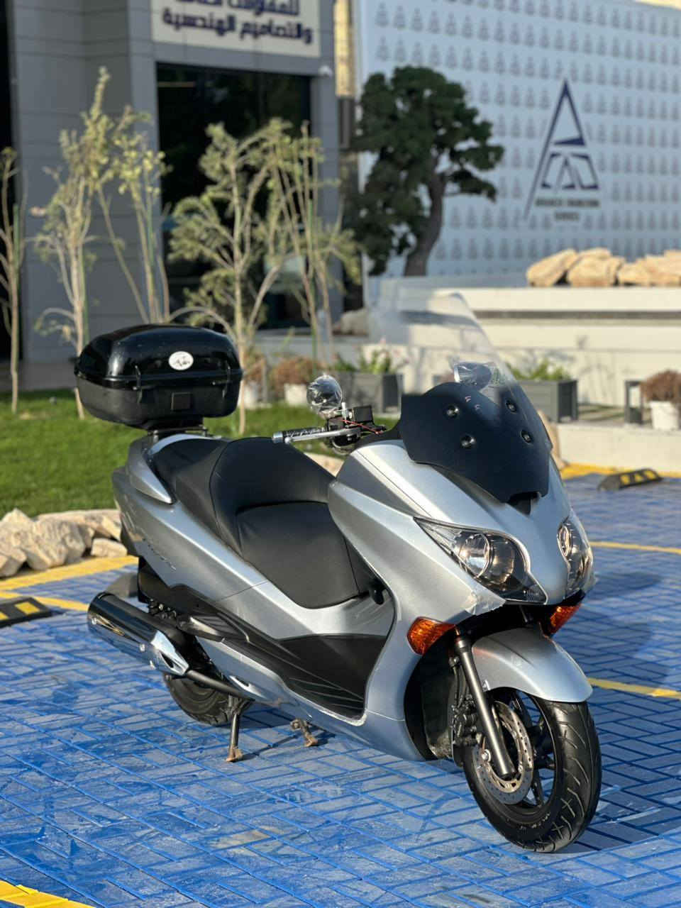 #تـــحفــه_فــنـيـه

الي يدور قطه مميزه وجديده بالكارتون يجيني 
 
ياالله فورزه MF صفر 10 لون سلفري ابو لشذره
 جديد لوك في حالة الوكاله  نظافه 💯بل 💯 

تيرات جدد اماي خلفي

انه ماخذه من معرض
عدي ابو عسل 
لدراجه منفيس
 
مواصفات
  
7 كير 4 تحويلات 
نظام سبورت +اوتمواتيك  
بصمه +سويج طوارئ 
صندوق خلفي ضافي
وياله نجمه اسون 
سايد بريك +ستاند حساس   
عدة الشركه + 
بصمات عدد 2

المسافه المقطوعه 
18الف حقيقي ع ممشه اليابان
الدراجه بحاله الوكاله الجناي يتصل ويدلل مكاني بصره 

السعر 25ورقه 
لدراجه كارتون وبالعافيه ع ياخذه

اي ستفسار 
***********
