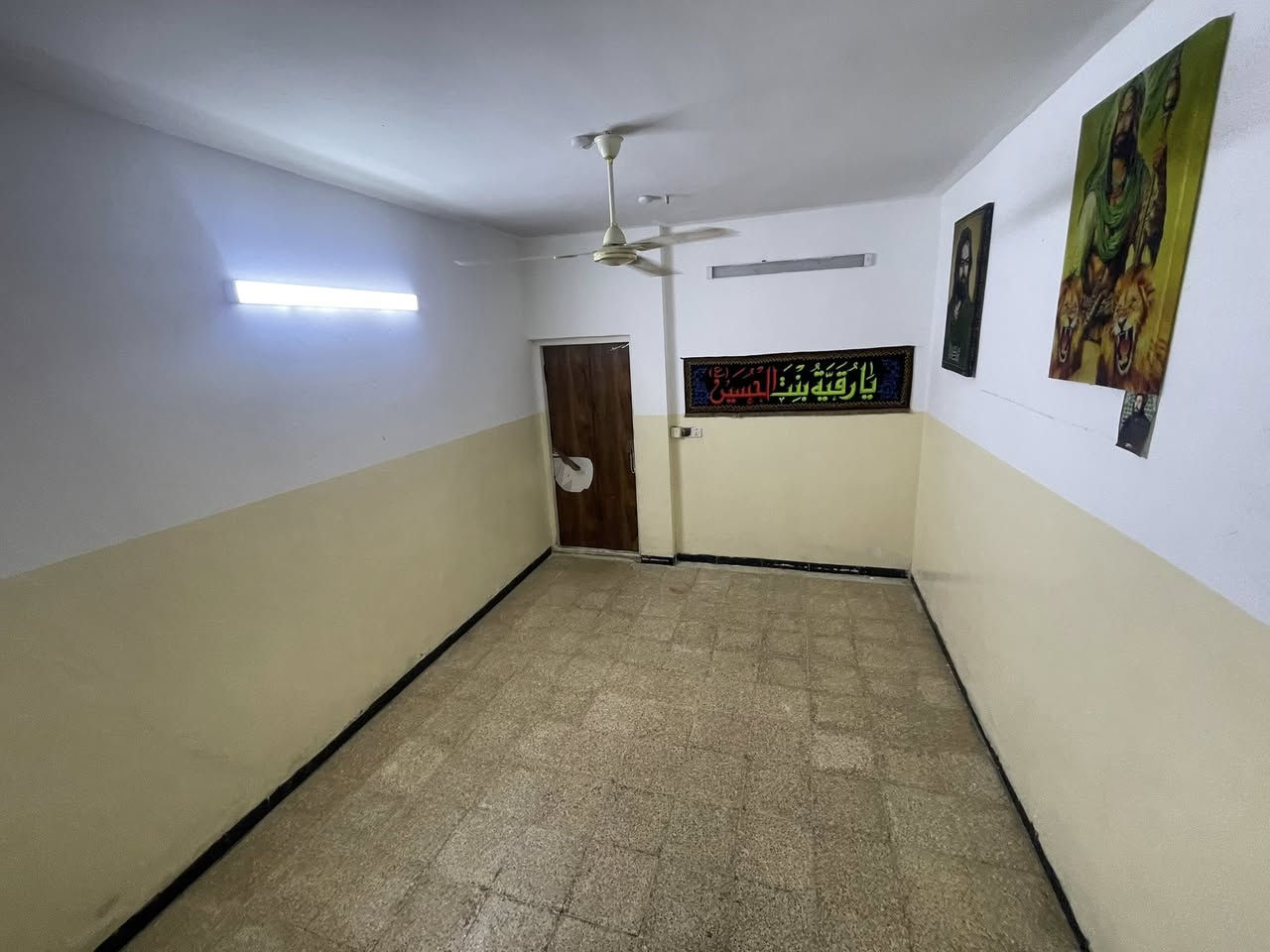 سلام عليكم بيت للبيع مساحه ١٠٠متر
بشارع دكتور حافض قرب جامع علي السجاد 
تفاصيل البيت طابق واحد 

يحتوي البيت على طرمه وحديقه خارجيه وستقبال وحمام داخلي وحولي ومطبخ وغرفه بل اخير والبيت مدخلين مدخل عل مطبخ ومدخل عل استقبال والستفسار على الرقام ***********بي واتساب السعر ١٢٥.  وبي مجال 
***********
