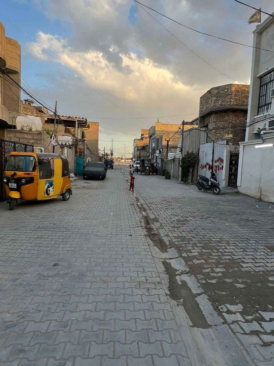 سلام عليكم بيت مساحه ٢٠٠ متر يقع في منطقة الدوانم مقابيل العبره مال الصافي طابق ونصف يحتوي على حوش وستقبال وغرفتين كبار  واجهه ١٠ ونزال ٢٠ ثامن بيت عن الشارع ٥ كيلو شارع عرضه اكثر من١٠ متر موقعه كلش حلو السعر 143 وبي مجال بسيط واي ستفسار هذا رقمي ***********l
