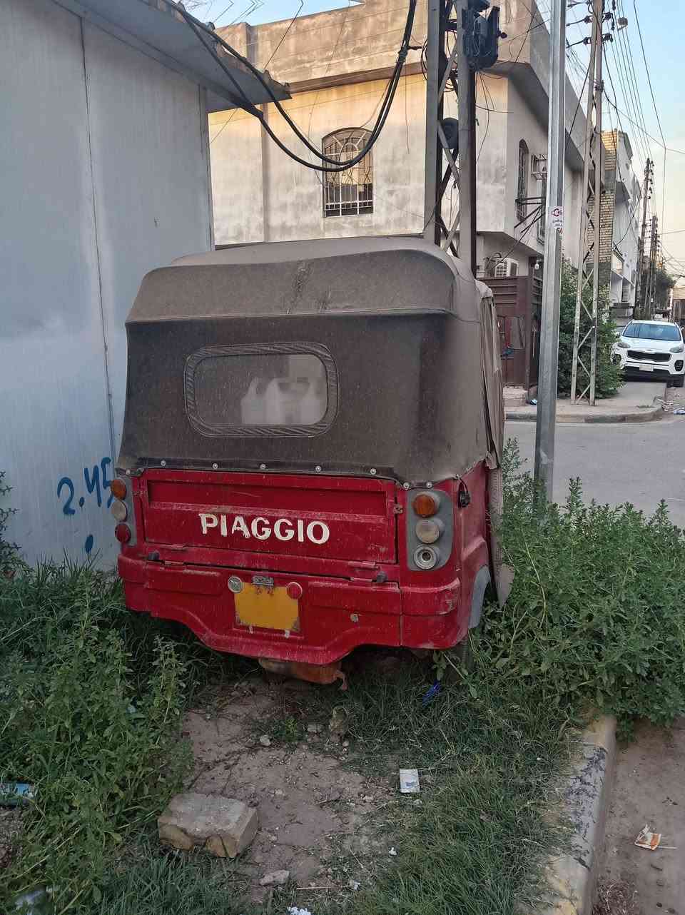 تكتك عاطل نضافة كدام عينكم للبيع 
مكاني بغداد الغزالية سعرها مليون ونص وبيها مجال 
***********
