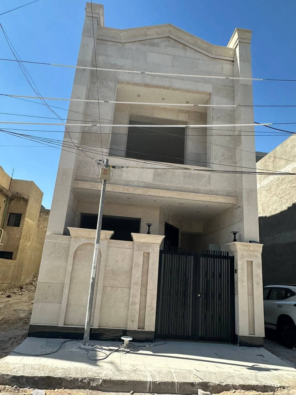 السلام عليكم بيت مساحة 100متر واجة 5 نزال 20 واجه البيت مرمر ربط يحتوي على 4غرف نوم وخدمات عدد 3 يقع في بغداد حي الجهاد المخابرات خلف جامع محمد رسول الله مباشر 
للاستفسار الاتصال ***********
