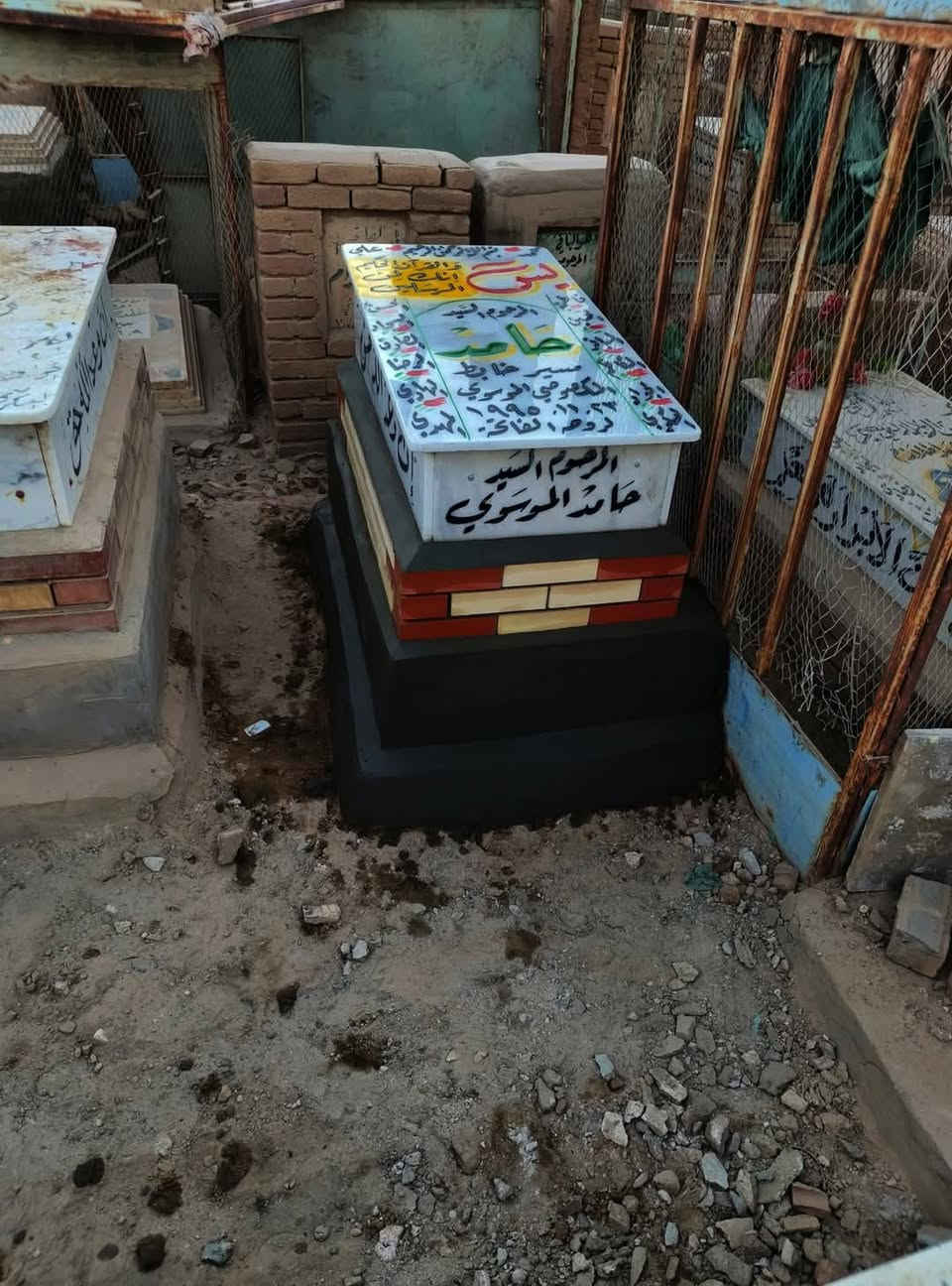 ترميم القبور مقبرة وادي السلام 
عمل الصور على المرمر ترميم القبور عمل السقائف بيع القطع أسعار مناسبة للاستفسار تواصل واتساب ***********
*********** الدفان مرتضى ابوكلل
