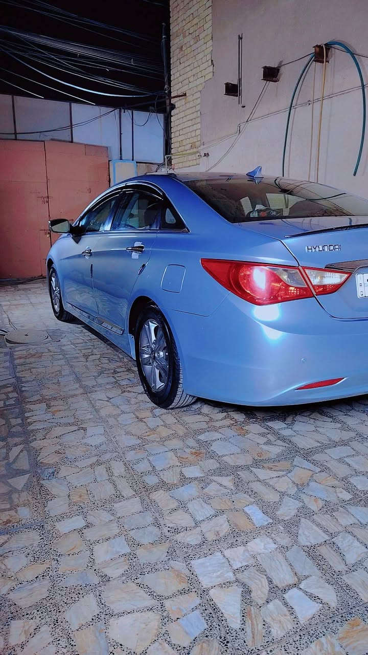 سوناتا مضلع ٢٠١١ من سنه ٢٠١١ لحد الان عندي اني دخلتها علئ أيدي السياره جديده جدا ترايها شركه محرك كير صدر تدفئه تبريد كله شركه ماشيه ٨١ الف فقط مصبوغه حزام جماليه فقط بس الي يعرف بجديد يعرف قيمتها ترايها من بغداد للبصره وعلئ شرط تمشي ٢٠٠ رقم بغداد دولي بسمنه السياره كلها بلاديه سعرها ٩٨ ورقه ومتلكي بهيجي سعر هيجي نضافه مع التقدير رقمي ***********
