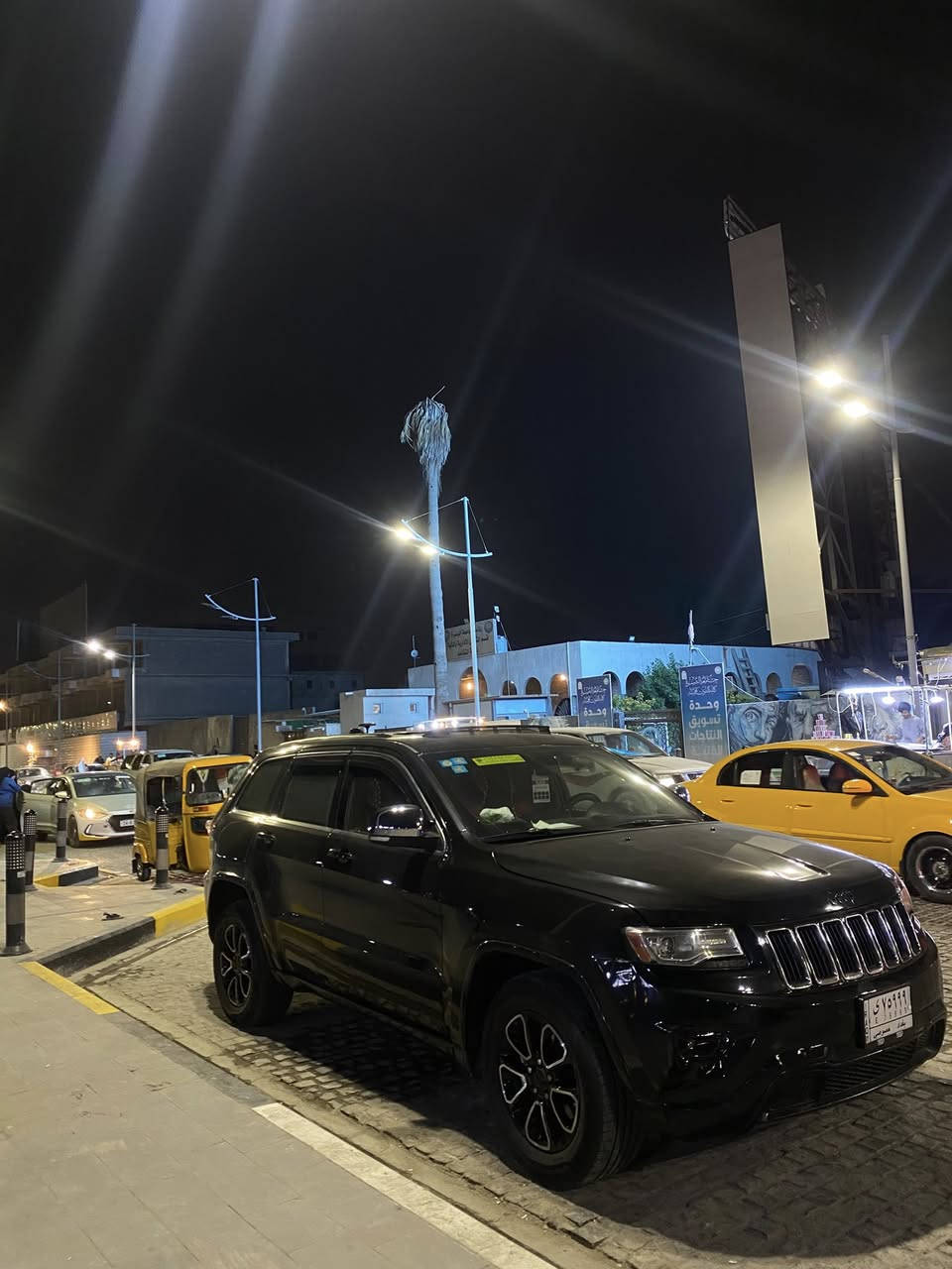 جيب 2015 السياره حلوه داخل احمر توه مبدل تخم تاير وتوه مكمل الحداديه السياره ما ناقصها شي السياره كلش حلوه ورقم مميز بغداد ومكمل الهزه مالتها يعني ماتصرف عليها ربع ولسياره مال جناي مكانها بصره تحويل ثاني ماشيه 140  السياره فول فتحه تشغيل عن بعد صندوك كهرباء 
***********
خابرني وانا بلخدمه 
سعرها 195 وبيها مجال
