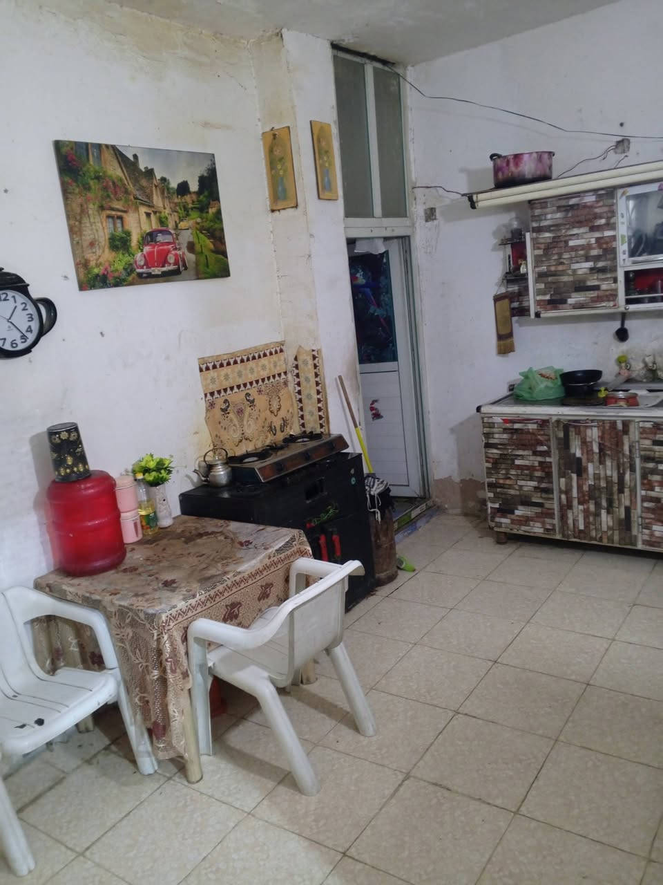 سلام عليكم بيت 100 متر قاطين معزولات لفوك نفس جوه كاشي سيراميك كله كامل بي نواقص بصيطه غرف كبار 5 في 5 البيت في سريدات بدايه مربع ثاني سعر 92 وبي مجال قليل واذا لكيت بهيج سعر عاتبني رقم ***********
