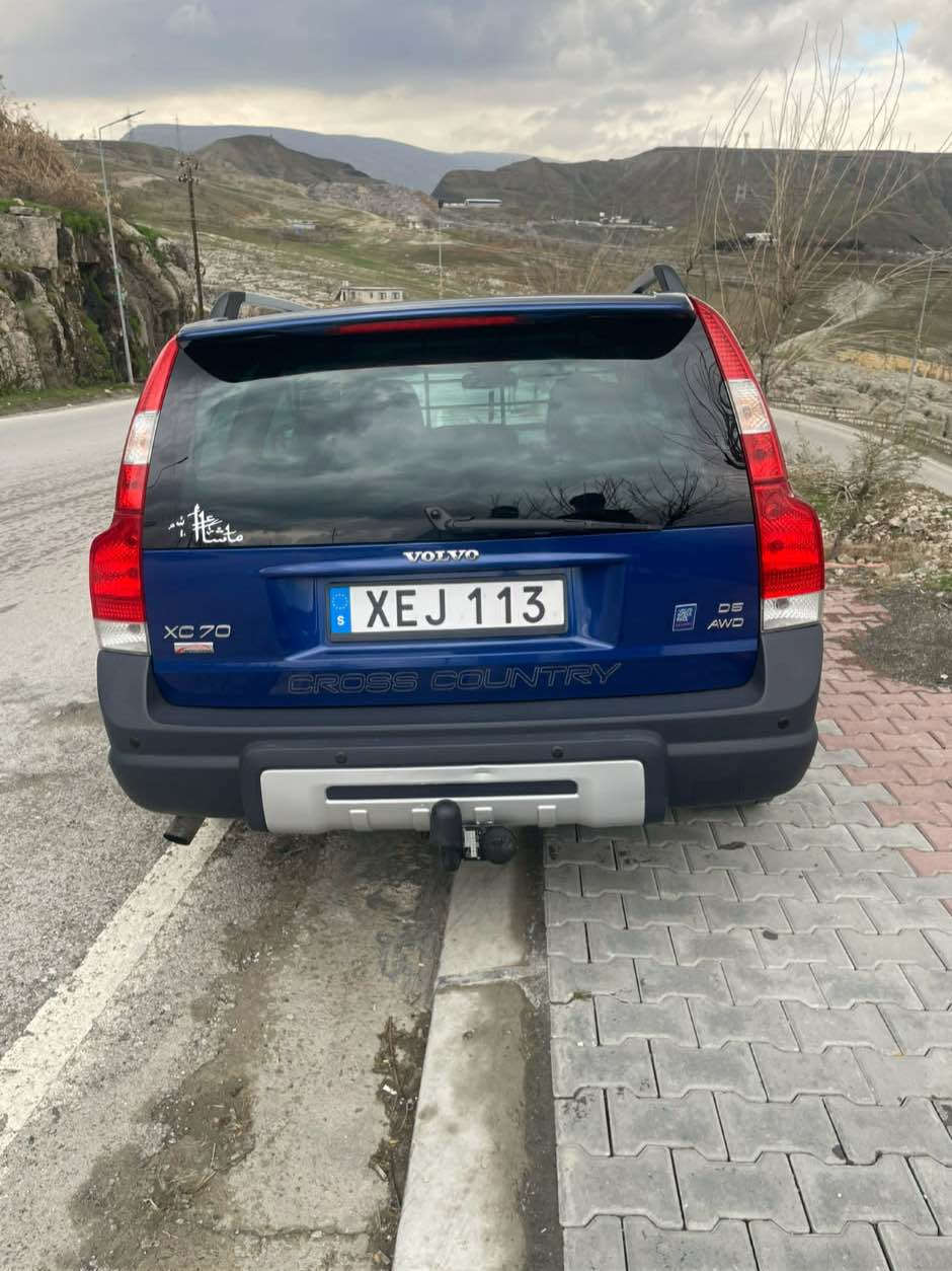 بەناوی خوای گەورە (Volvo XC70) مۆدیل (٢٠٠٦) قەپات مواسەفات . کوشین جلد. کوشین سارد و گەرم. کوشین متحرک.  سلاید. لایت زینۆن. زۆر مواسەفاتی تریش . چوار تایەی لۆکی لەژیرە مەنەفیست ئەسلی ئیبراهیم خەلیل. ٣ سویجی بیلادی لەگەڵە ٢ رەقەمی کەپسیشی لەگەلە سیارەکە بی بۆیاخە بی سارد بی شوخت لۆک لۆک مەکینەی ٥ پستنی تۆربۆی گازە بەشەرت گیر و مەکینە و کارەبایاتی هەموو گیانی بەشەرت. نرخ (٦٨) محامەلە. ژم (***********) سوران, أربيل
