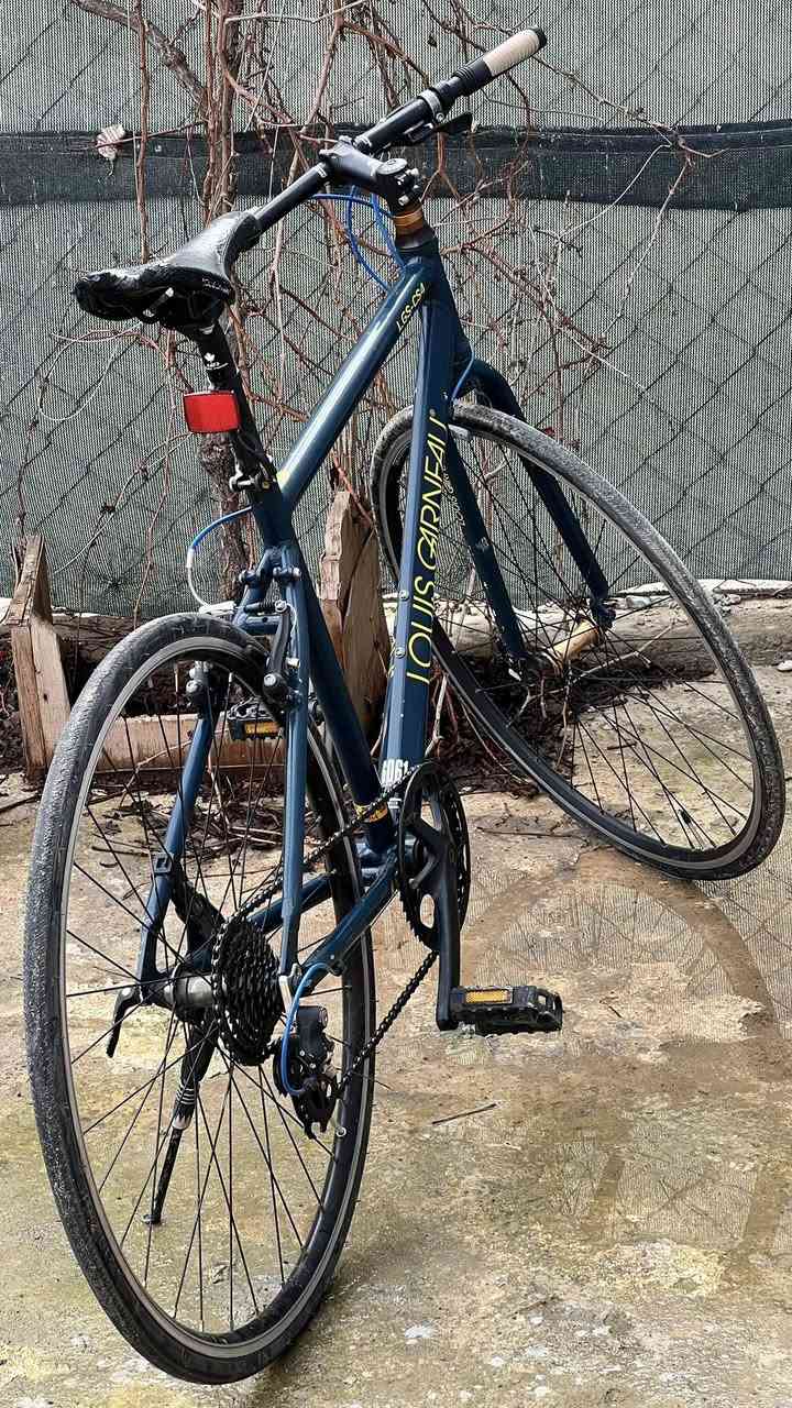 سلام عليكم بايسكل للبيع النوعية بالة كندي 🇨🇦 
سباقات سي 700 كير امامي واحد فقط الخلفي 8 نمر حجم البايسكل 28 بريكات سستم شيمانو شغال امامي وخلفي فحمات اصلي مال شركة تايرات اصلية فحم بايسكل كلو مختم كندي علة وضع شركة ما بي اي نقص السعر قفل قفل 75 بدون معاملة عنواني موصل قوسيات شارع تلكيف رقمي ***********
