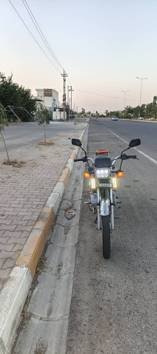 السلام عليكم دراجه خمسه كير سلف شغال كهربائيات شغاله محرك لا صرف لا بخار مديل١٩ محرك نظيف بالشرط  سعر300 بي مجال شي قليل
***********
