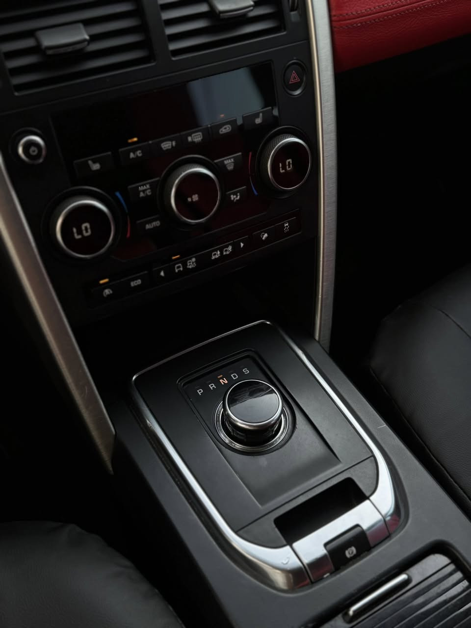 رانج ديسكوفري سبورت موديل 2017 ماشية 121 الف ميل مواصفات بلاك توب داخل احمر مميز كير محرك تحويل غرامات بشرط مكان سيارة دهوك السعر مناسب *********** ***********
