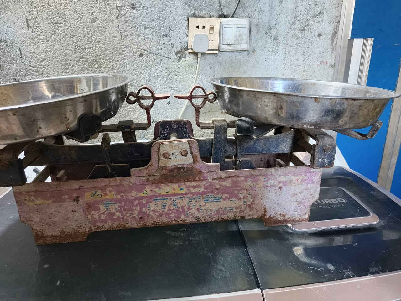 ميزان حجم ٣٠كيلو  سعره ٣٥ وبيه مجال  للاتصال بهذا الرقم ***********
