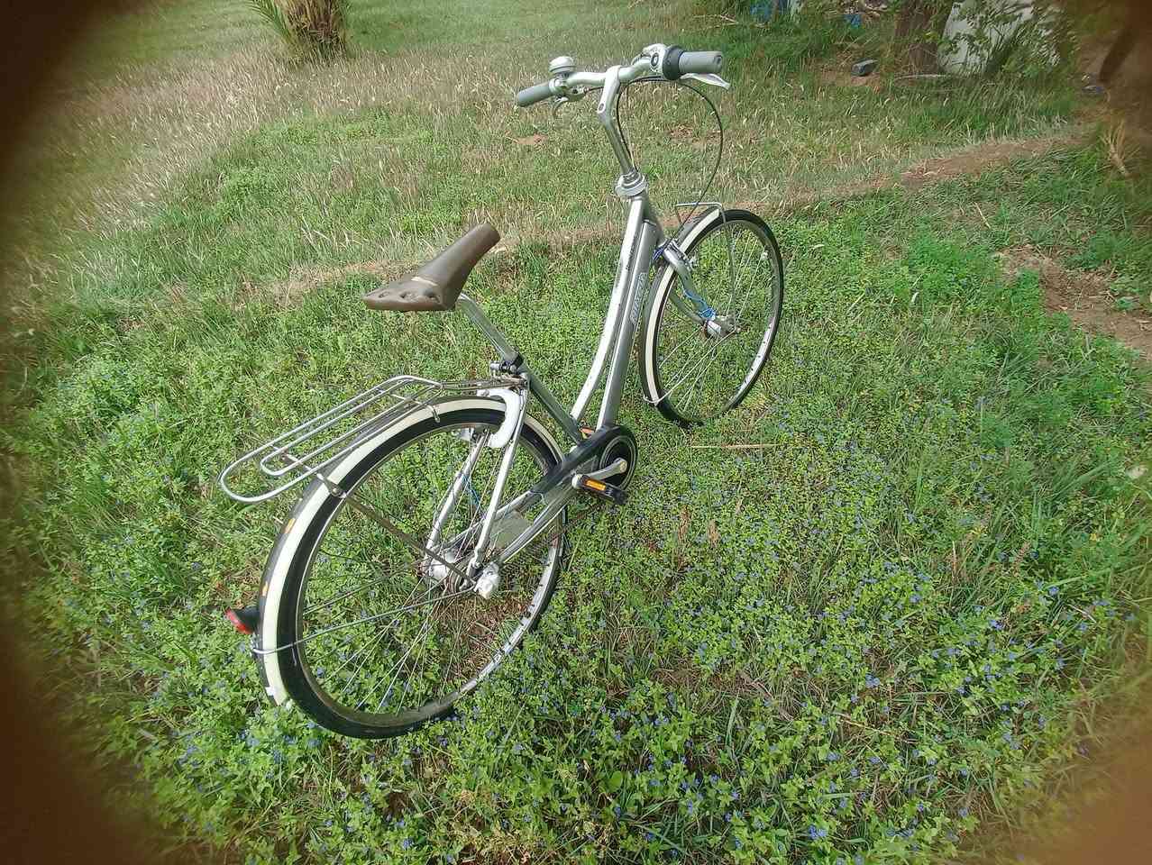 بايسكل بناتي للبيع حجم(27)بايسكل بدون قطره صبغ صبغ شركه ياباني حاويه بداله 3نمر منضومه قايش بريكات شغاله امامي وخلفي دينمو 23W قفل امامي وخلفي 

ومكاني ذي قار لغراف 
لرقم ***********واتساب
لسعر خاص
