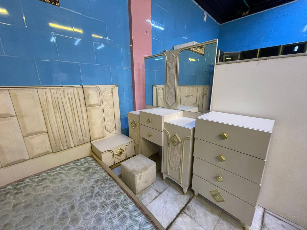 790 الف مع النقل والشد
غرفه نوم تركي 10قطع جديد مامستخدم 
***********
