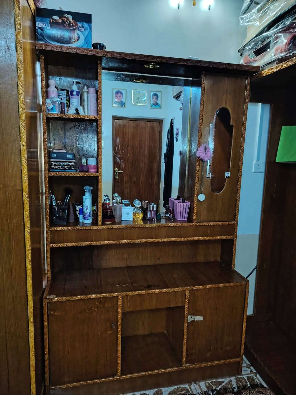 غرفه للبيع نضيفه السعر 600 وبيها مجال ***********
