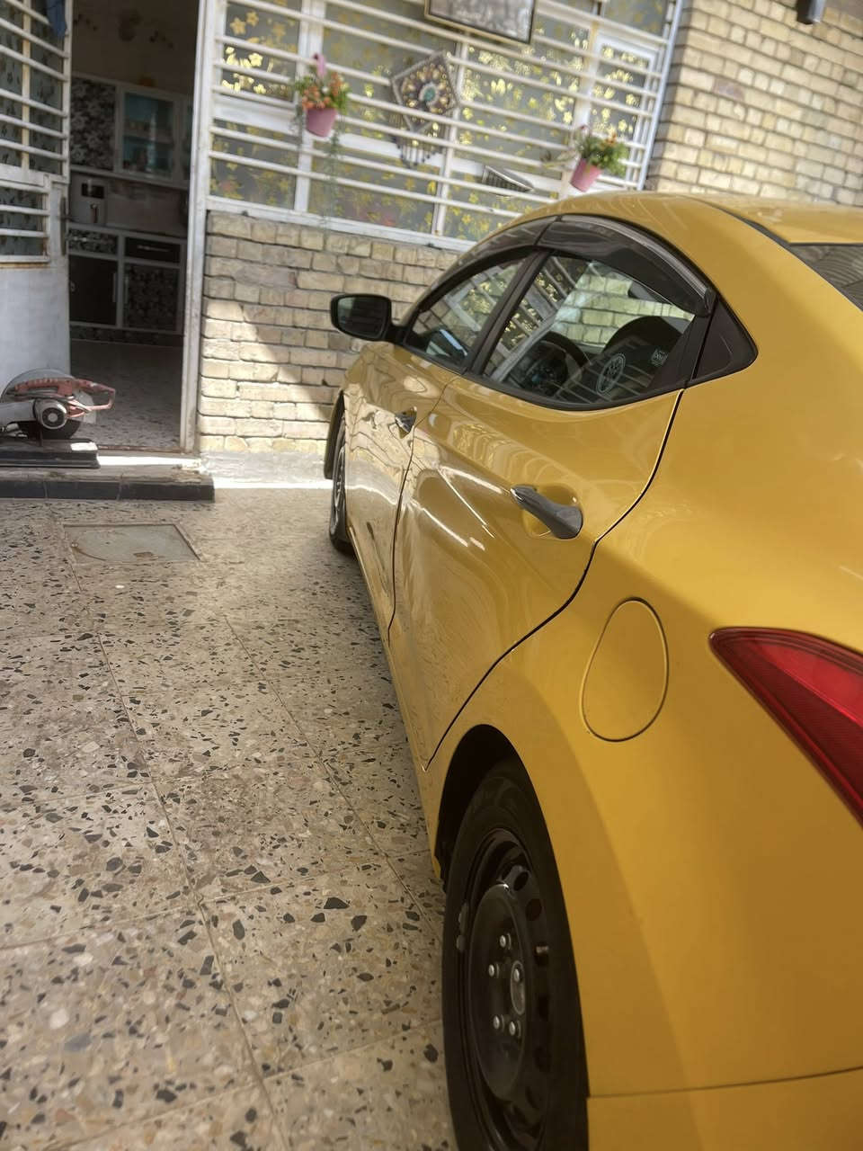 السلام وعليكم النتره مديل ١٣ حادثه بنيد ونفسه معمر  شواصي لغود جدد سياره كله ليبل واحد مكفوله من التبديل  تخم تاير صدر امامي خلفي تبريد مكينه كير كله جديد سونار وصور الحادث موجود بسمي ***********سعر ٩٥ وبيه مجال
