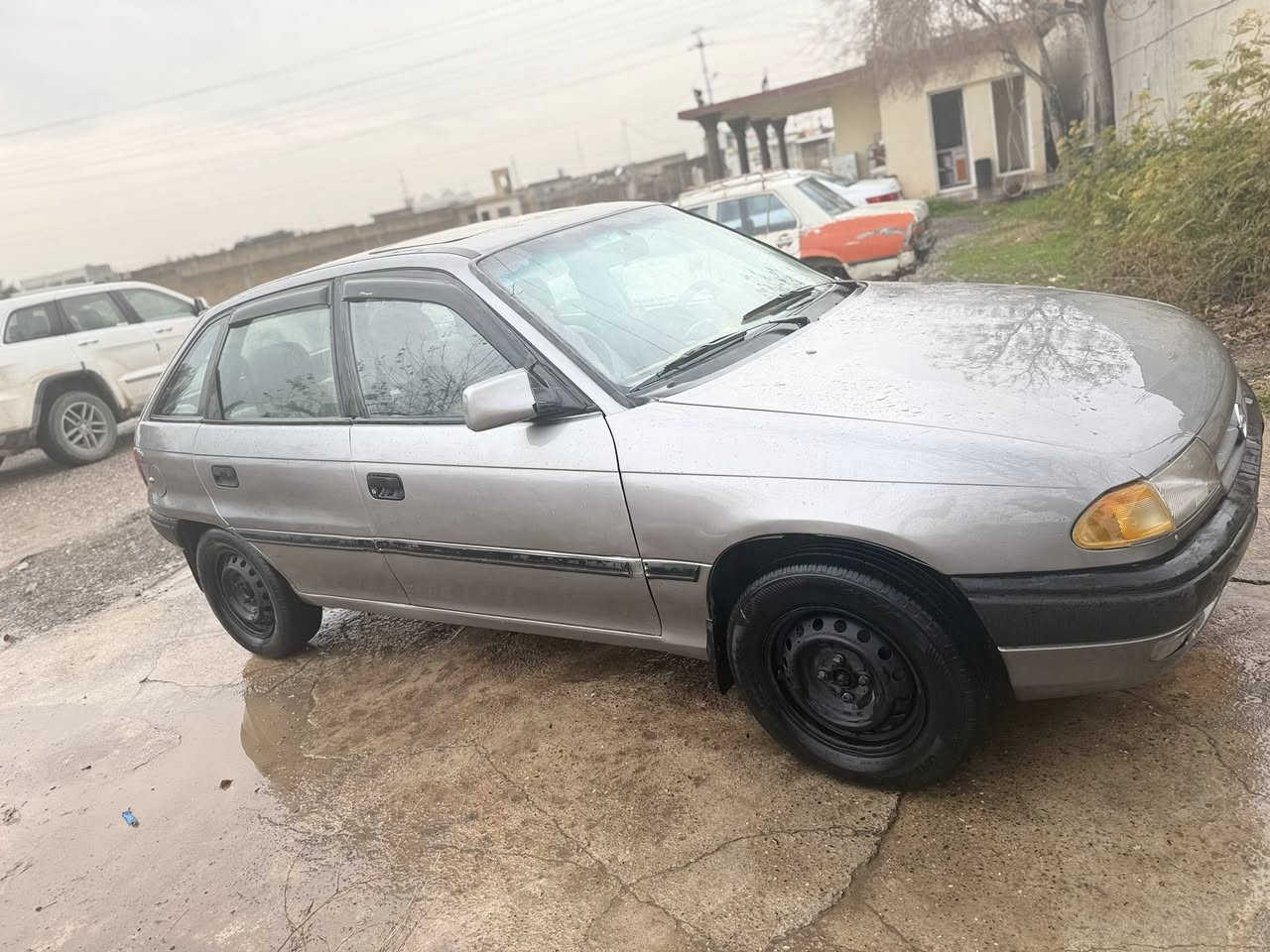 استرا موديل 1992مشروع وطني رقم كركوك دفتره بانزين بيها محرك 18 بالشرط المحرك لا صرف ولا بخار كير بالشرط اربع تاريات جدد صدر جديد كهربائيات كلها شغاله السياره على وضع البلادي السعر 45 بي مجال ***********
