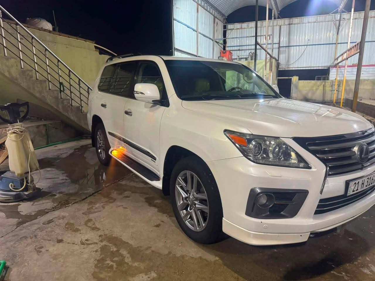 للبيع: لكزس LX 570 SPORT (موديل 2013)
المواصفات العامة:
 الموديل: 2013
 الفئة: Lexus LX 570 (كت SPORT)
 اللون الخارجي: أبيض لؤلؤي
 الداخلية: جلد بيج / أوف وايت أصل مع تخشيب فاخر (المقاعد مغلفة بحالة ممتازة)
  (أرقام نكليزي )
أبرز المواصفات والتجهيزات:
 المحرك والجير: محرك V8 بحالة ممتازة، جير أوتوماتيك، نظام دفع رباعي (4WD)
 التجهيزات الخارجية:
 كت سبورت (SPORT) كامل
 ويل كب رياضي حجم كبير
 فتحة سقف
 إضاءة LED أمامية وخلفية + كشافات
 إنارة جانبية ترحيبية تحت العتبات
 حساسات أمامية وخلفية
 سلة سقفية وتخشيب جانبي
 المقصورة والراحة:
 مقود خشبي متعدد الاستخدامات (تحكم استيرن كامل)
 شاشة عرض رئيسية
 نظام تحكم بالتعليق ووضعية القيادة
 إنارة داخلية مميزة
الحالة والكفالة:
 الكفالة: مكفولة كفالة عامة (محرك، جير، شاصي، وبودي من الحوادث)
 الحالة: السيارة جاهزة للاستخدام ونظيفة جداً وبدون أي مصاريف.
📌 للتواصل والاستفسار:
 رقم الهاتف: ‭***********‬
