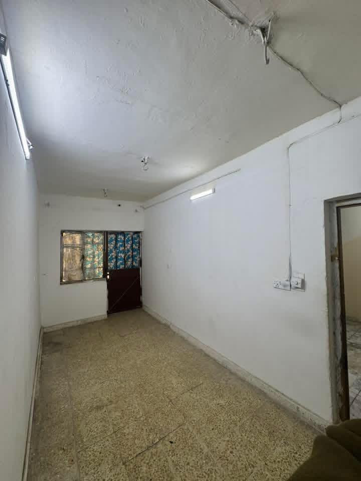 بيت طابقين للإيجار على شارع عام
المحتويات - 2 غرف نوم - استقبال - صاله - صحيات - منور طرمه سطح ( بيت كامل )
العنوان: الكويتي شارع جامع ابو تراب مجاور صيدلية حسن سلمان. للإستفسار ***********
الإيجار 450 الف
