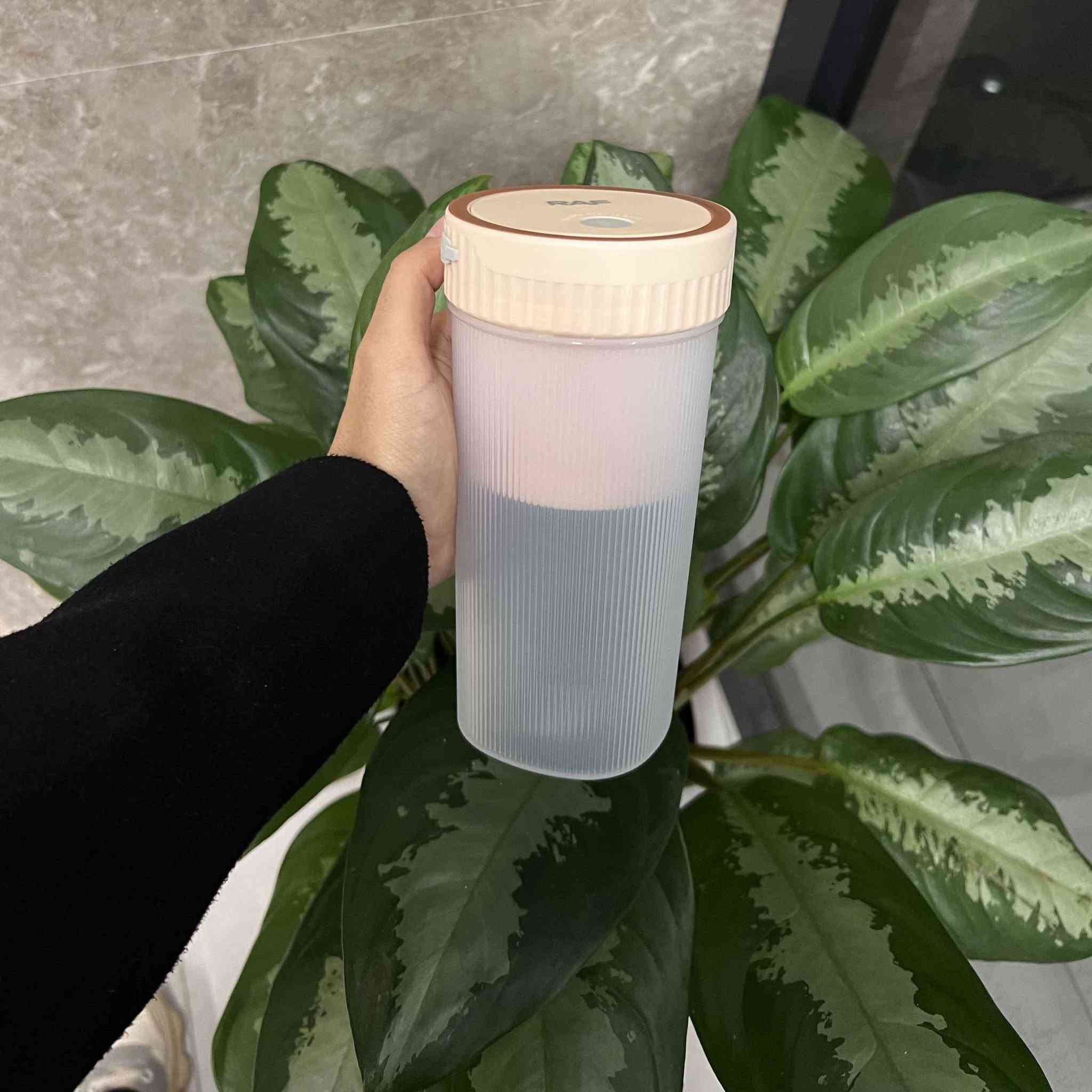 خلاط الفواكه المحمول موديلR.2829P

 هو الرفيق المثالي لأسلوب حياتك النشط والصحي.
. تصميم مدمج ومحمول: يتيح لك الاستمتاع بالعصائر والسموثي الطازجة أينما كنت - في المكتب، النادي الرياضي، أو أثناء السفر.
. أداء قوي وفعال: مزود بشفرات حادة ومتينة من الفولاذ المقاوم للصدأ وبطارية بسعة 1300 مللي أمبير، مما يضمن خلطاً سريعاً وفعالاً في ثوانٍ.
. سهولة الاستخدام والتنظيف: يتميز بتشغيل بلمسة واحدة وشحن مريح عبر USB، وتصميمه القابل للفك يجعل عملية التنظيف سهلة للغاية.
. آمن وعملي: مصنوع من بلاستيك خالٍ من مادة BPA، بسعة 300 مل، مما يجعله مثالياً للوجبات الفردية والآمنة للاستخدام اليومي.
- الطاقة: 80 واط
- الفولطية: 7.4 فولت
- السعة: 300 مل
توصيل بغداد 3 الاف 
باقي المحافضات 5 الاف
لطلب المنتج تواصل على الخاص او على الواتساب *********** Colombo, Sri Lanka
