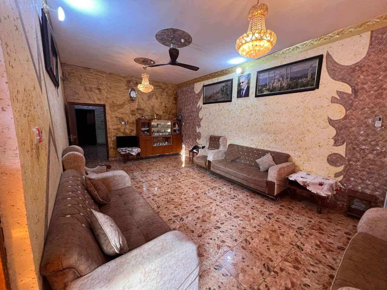 #دار_سكن_للبيع_في_منطقه_الجمعيه_دور_العمال_
المساحه 235 الواجهه 10 النزال 23 ونص شارع 15 متر مقابل  البيت شارع 12 متر بناء 2014 
للستفسار الاتصل ***********
