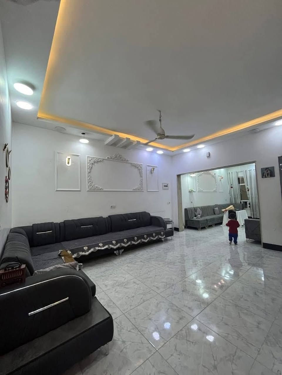 سلام عليكم
بيت 🏠 للبيع في حي البكر موقع مميز قرب مدرسه الارقام 

بناء حديث 2023 سند طابو الزهور شرط التحويل 

مساحه البيت 🏠104 متر واجها 5.5 متر 

يحتوي البيت 🏠 على استقبال وهول وغرفة نوم 🛌 ومطبخ وصحيات ومناور وكراج سياره 

ط2  3 غرف نوم 🛌 وصحيات ومناور وبلكون وبيتونه 

يحتوي البيت ع 

نظام كاميرات 

نظام سبالات 

نظام غسالات 

نظام دشات      مكتب تاج الملوك 

سعر البيت 🏠 140  مليون وقابل للتفاوض 

للاستفسار الاتصال ع الارقام  

*********** احمد العبيدي 

*********** احمد العبيدي
