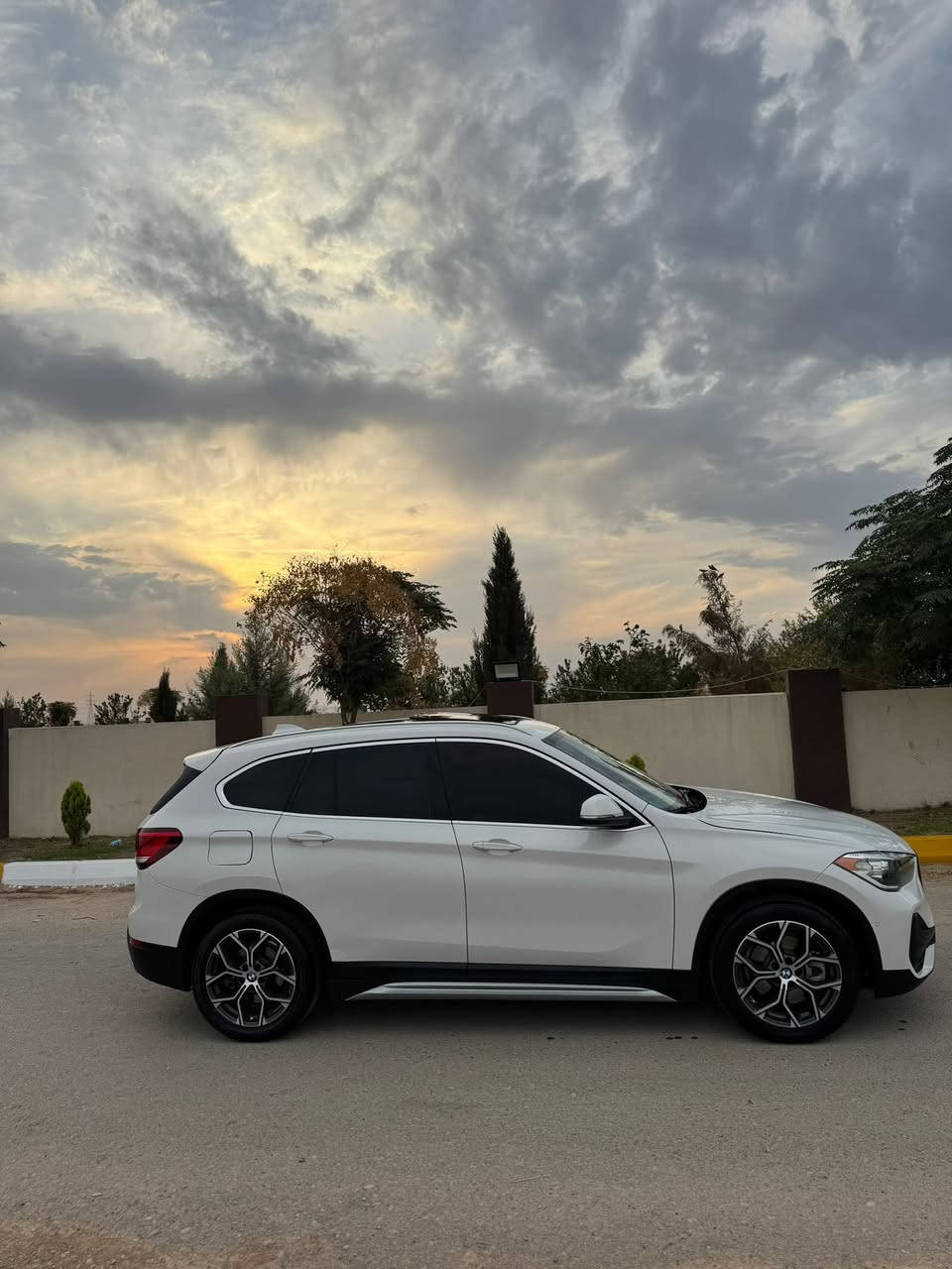 سلام عليكم بي ام X1 2021سياره نظيفه المواصفات فول الفول بانوراما كراسي خزن كراسي هيتر ستيرن هيتر الوان داخل متغير بلادي حجم محرك 28i 2.0توين بور توربو كلش قويه محرك والكير بشرط حساسات امامي خلفي رادار امامي صندوق شفط كاربلي مرايات شفط بيها هواي مواصفات احلا من صور بيها قطعتين صندوق و جاملخ خلفي شويه من البنيد حافه البنيد سعرها ١٨٠ بيها مجال بسيط الشراي يطبلي فقط ***********واتس بي
