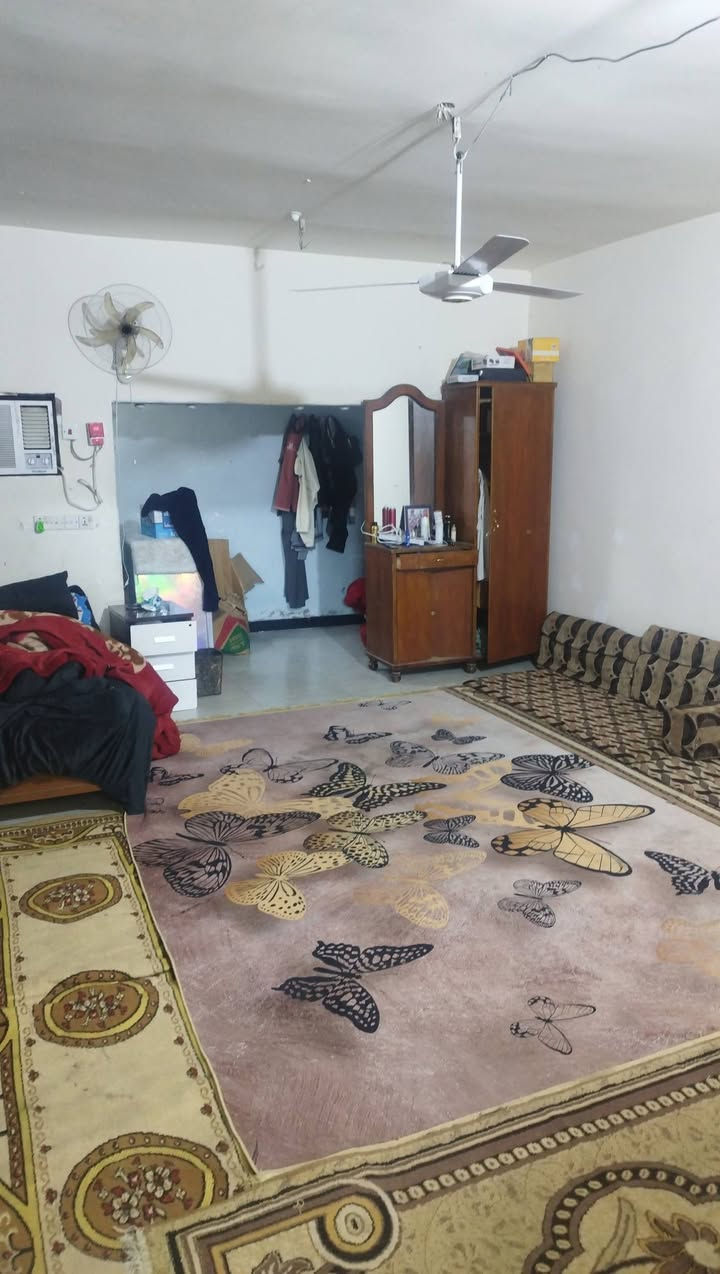 السعر 220  للشراي اني صاحب البيت العنوان
كربلاء حي القادسيه
المساحه 200 متر 
البيت بي 3  غرف وصاله ومطبخ واستقبال وصيحات 2 كافه الخدمات البيت عكاده
اخوان كافه الخدمات موجوده مدراس يمك ع شارع سيارت الولايه ع الشارع البيت سادس بين ع الشارع مدرس يمك مستشفى التركي تبعد عنك كيلو 
لاستفسار ***********
